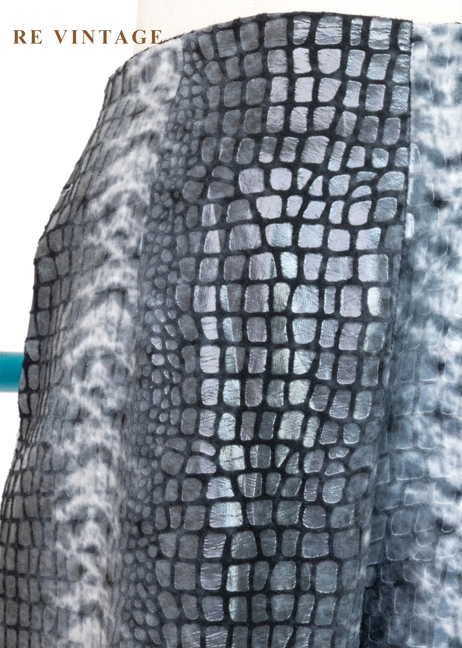 銀灰鱗紋質感冷冽高腰長褲(26-32")5