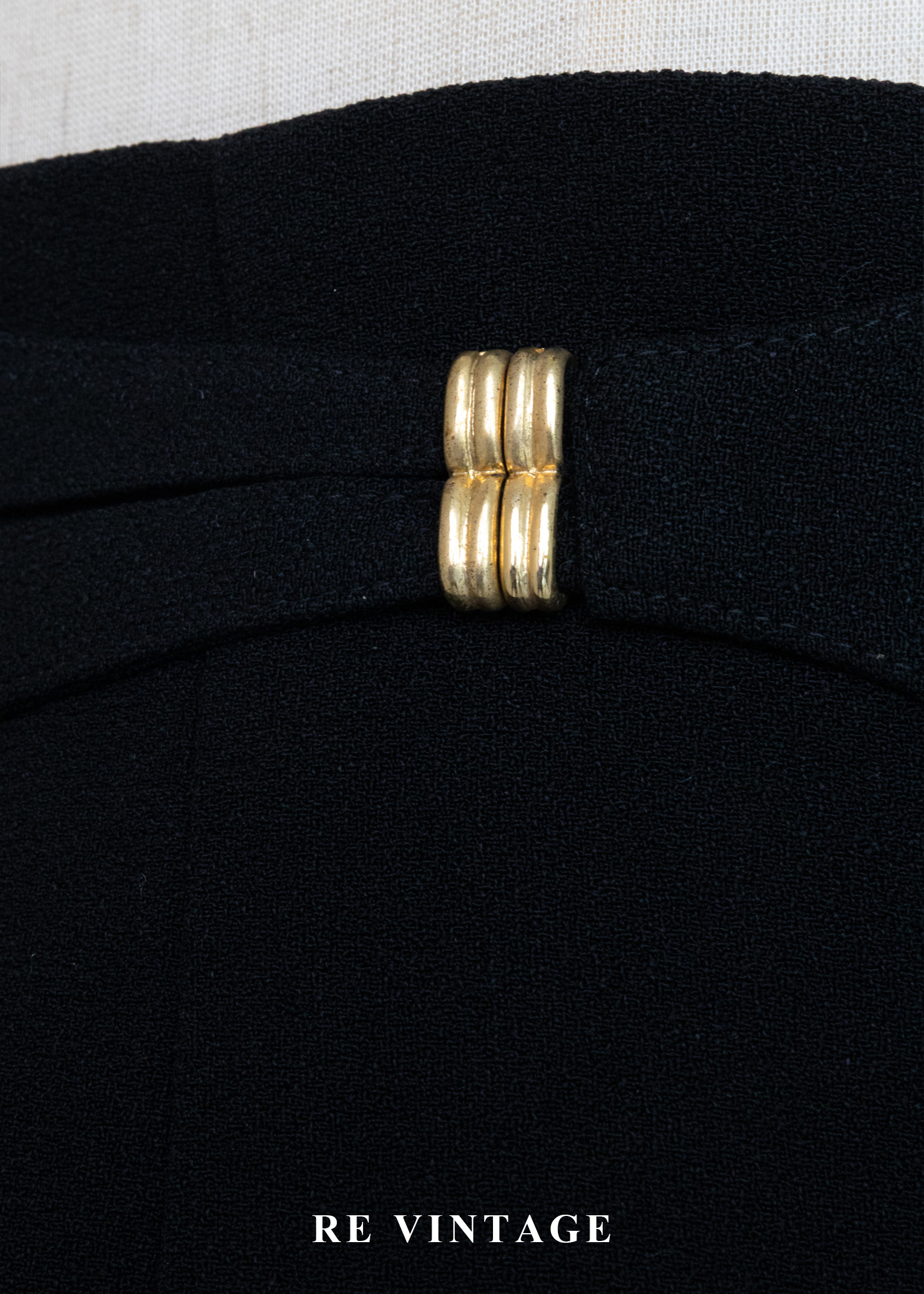 質感單品 - 高冷俐落的高腰金釦黑長裙(28")6