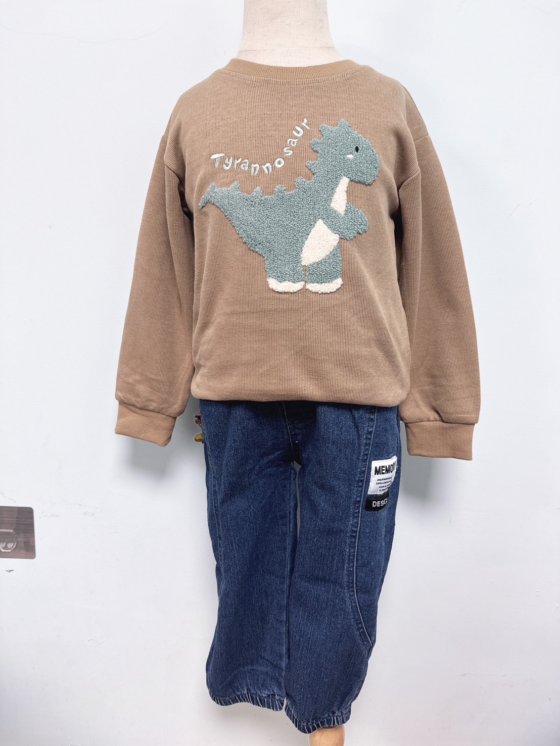 【MEMORY 牛仔系列◆縮口◆牛仔藍.標語拼布俐落白車線|長褲】3