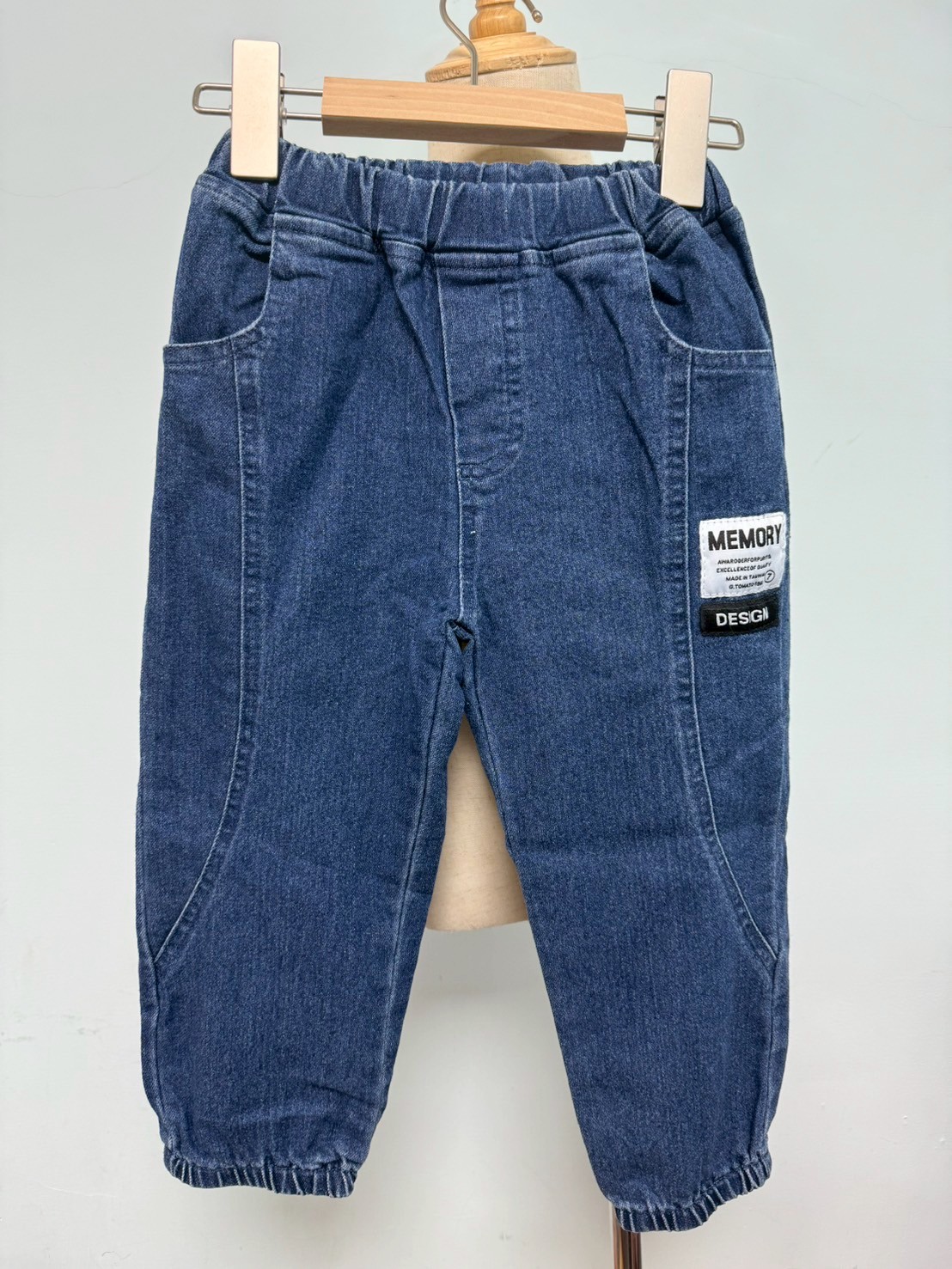 【MEMORY 牛仔系列◆縮口◆牛仔藍.標語拼布俐落白車線|長褲】1