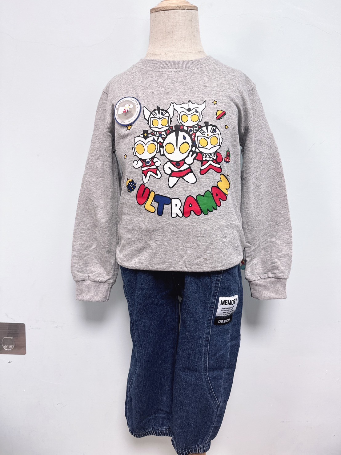 【MEMORY 牛仔系列◆縮口◆牛仔藍.標語拼布俐落白車線|長褲】2