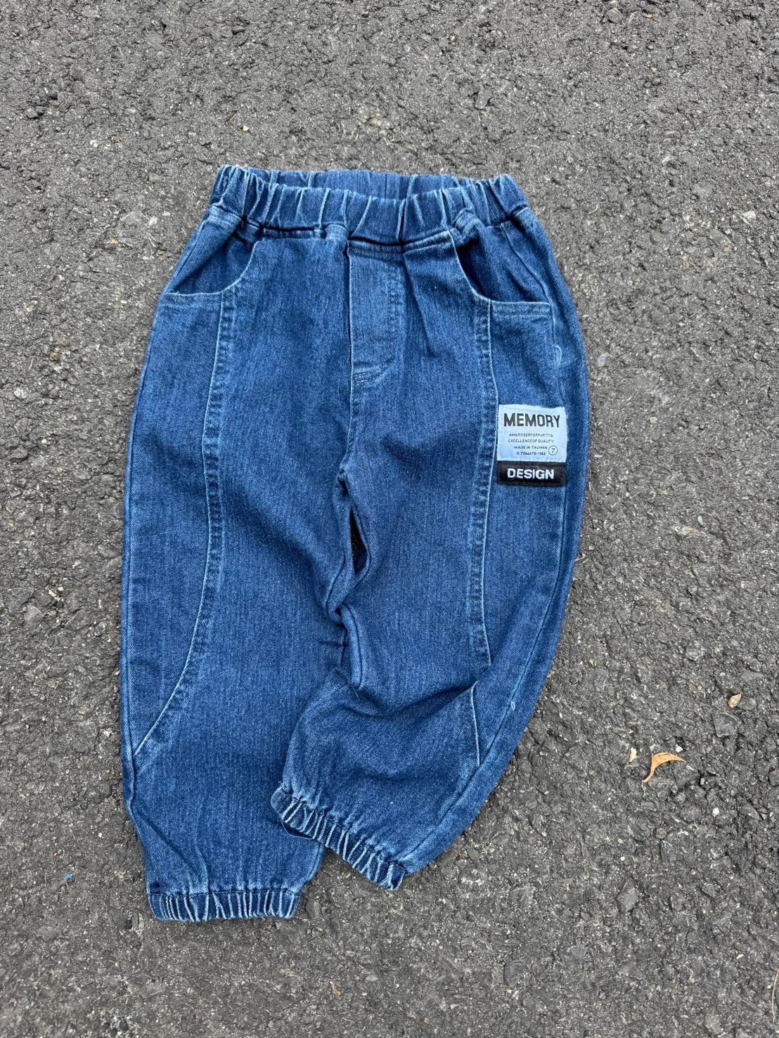 【MEMORY 牛仔系列◆縮口◆牛仔藍.標語拼布俐落白車線|長褲】4