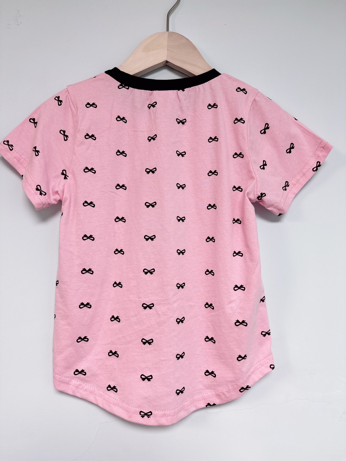 【Pink bow滿版個性粉色底黑色蝴蝶結|短T】2