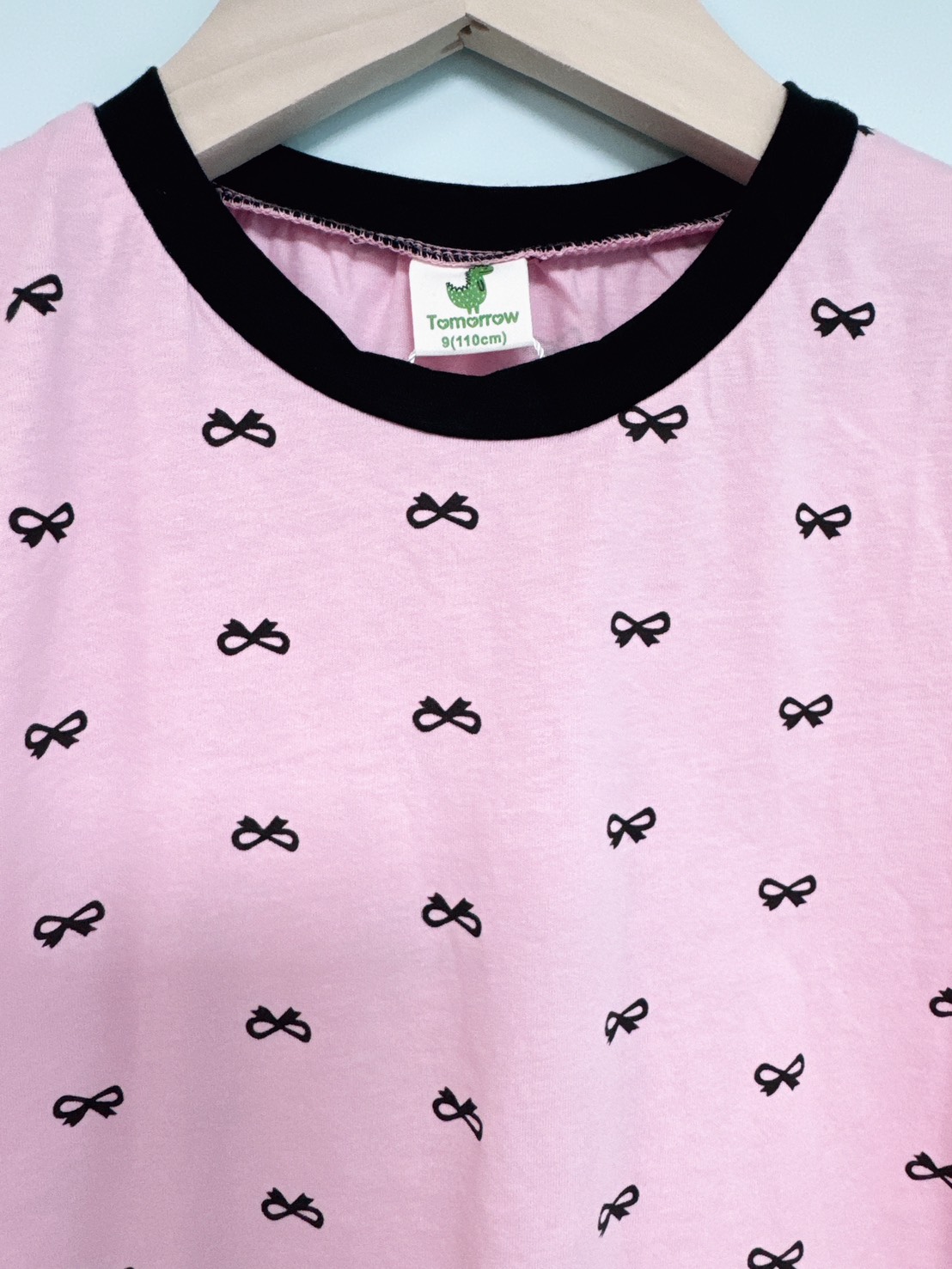 【Pink bow滿版個性粉色底黑色蝴蝶結|短T】3