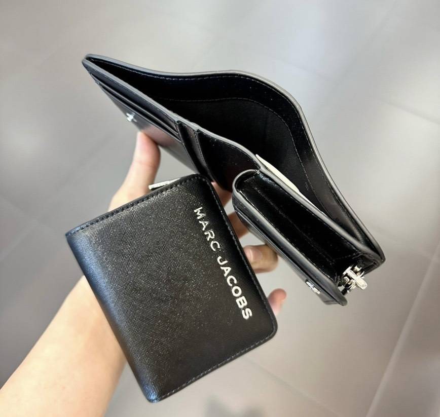 美國代購－Marc Jacobs MJ 防刮立體字母Logo短夾（已匯款訂金）