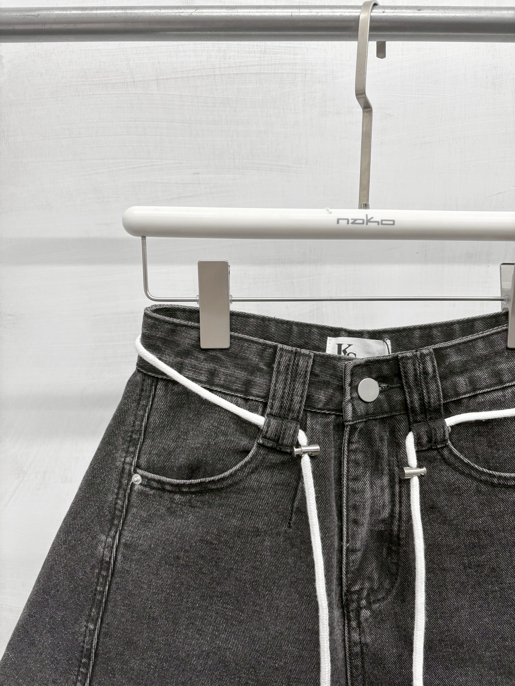 白抽繩炭黑牛仔A字短褲