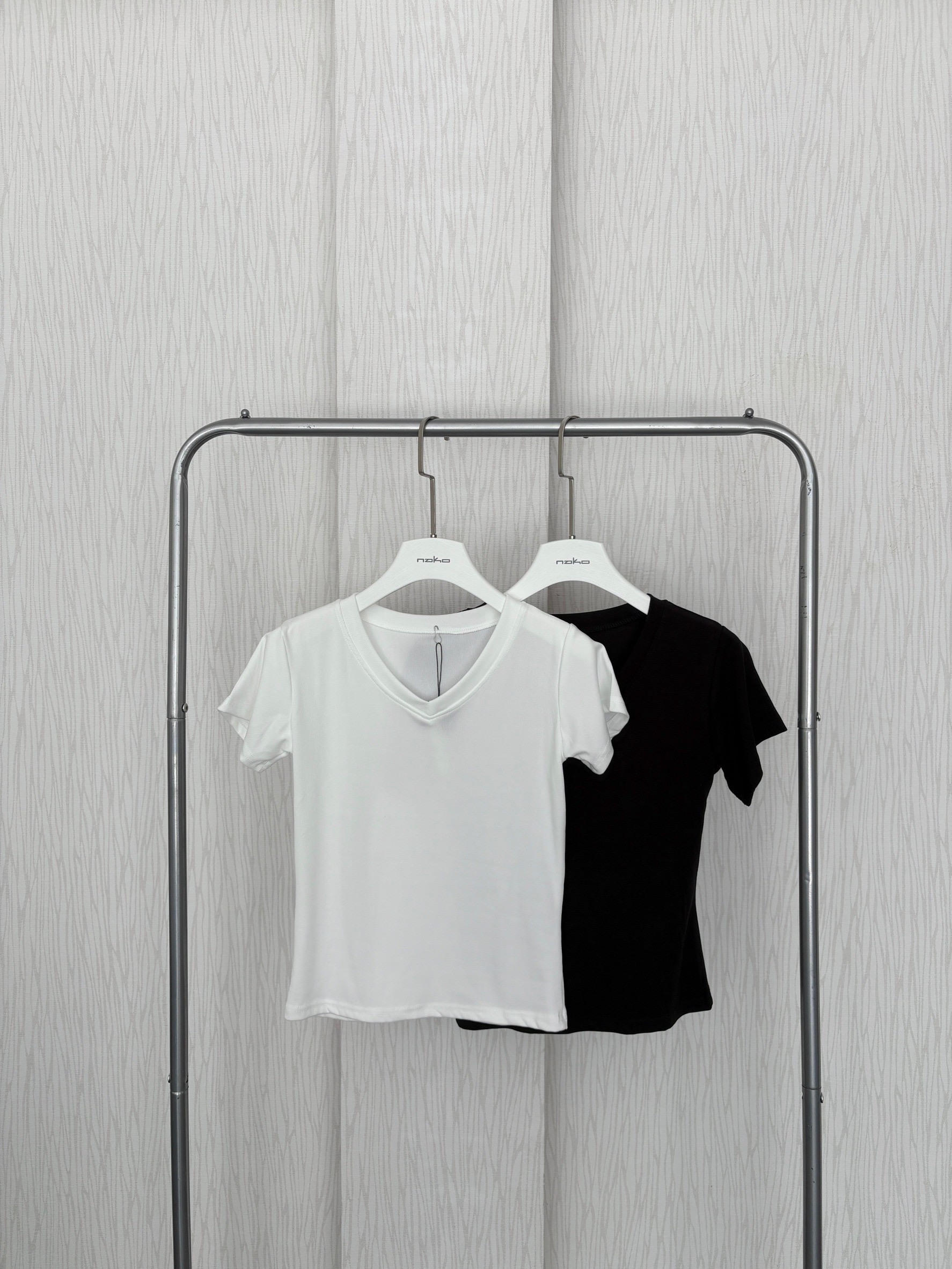 基本款V領薄彈上衣