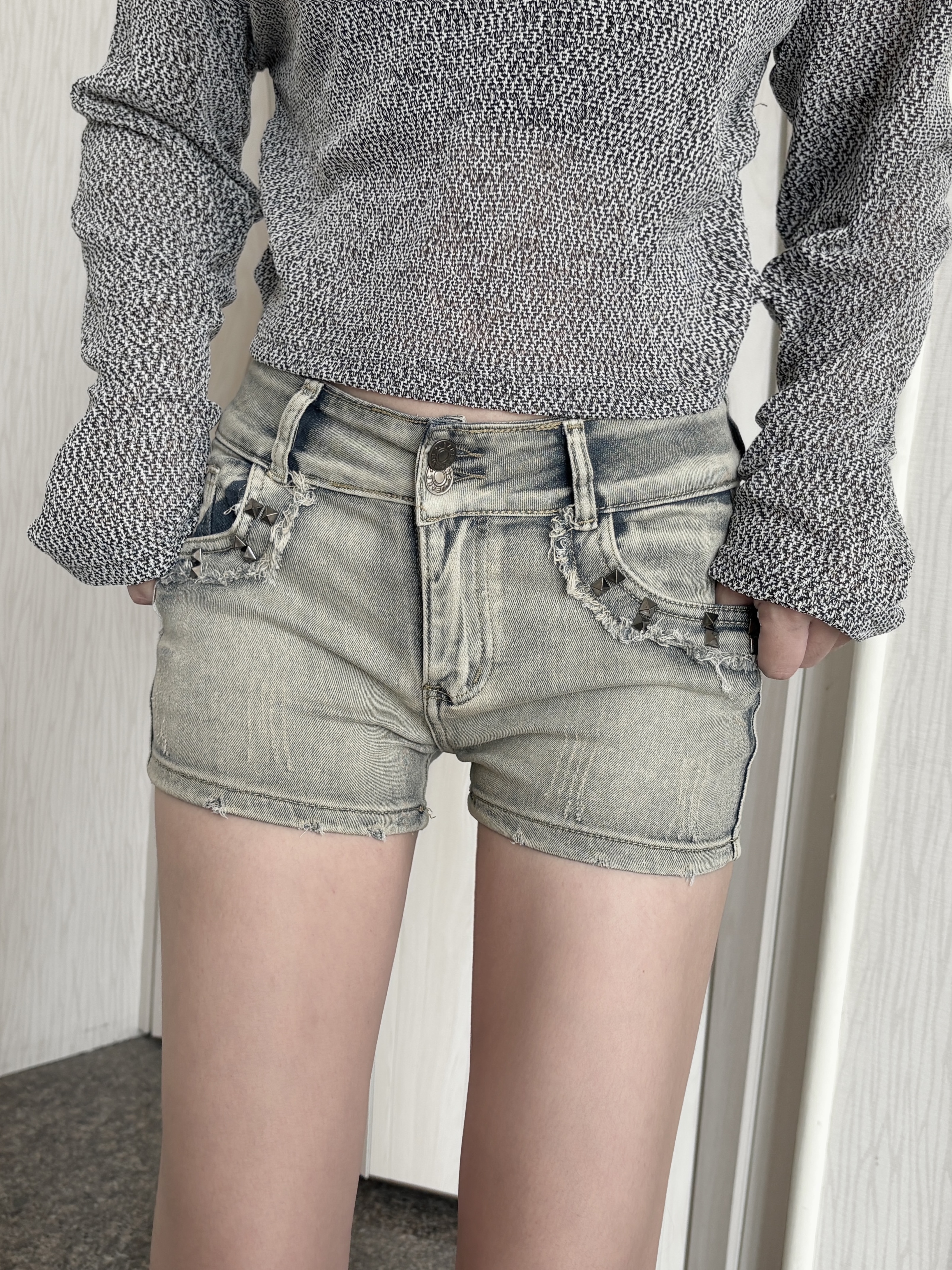 鉚釘低腰牛仔短褲