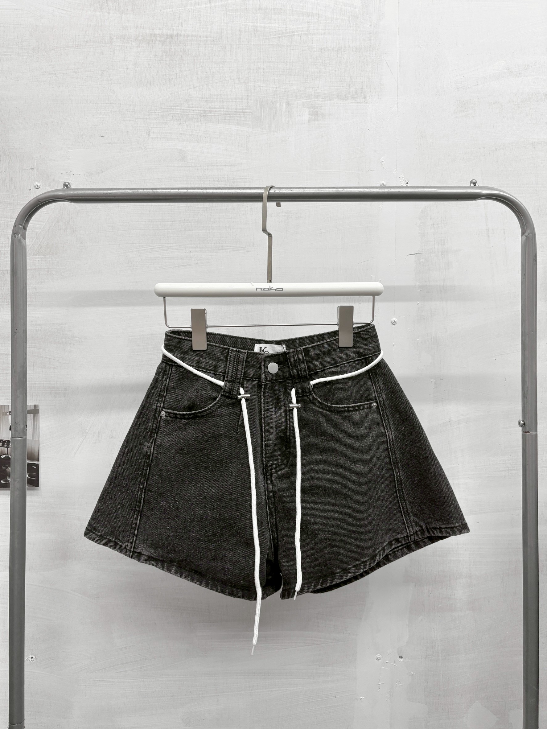 白抽繩炭黑牛仔A字短褲