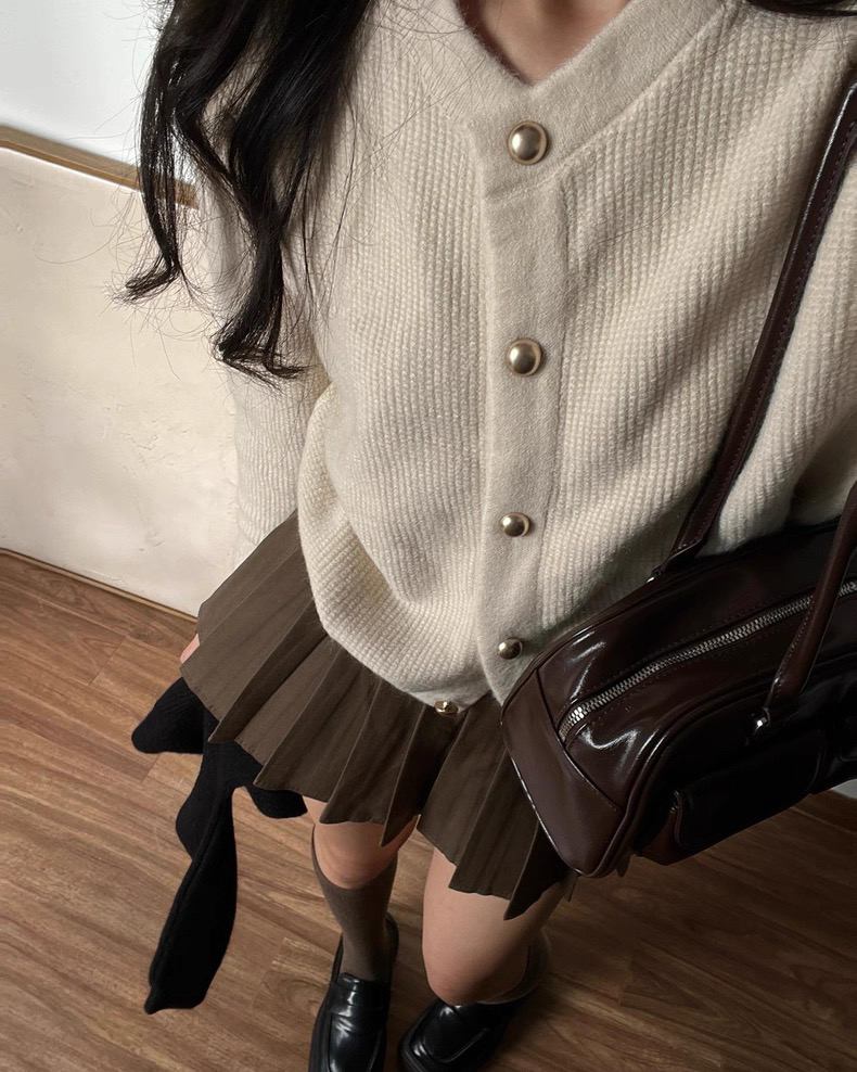 金排釦坑紋針織衫 金排釦坑紋針織衫