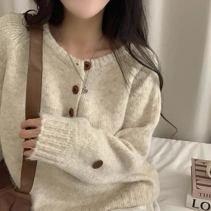 皮標木扣混色針織毛衣