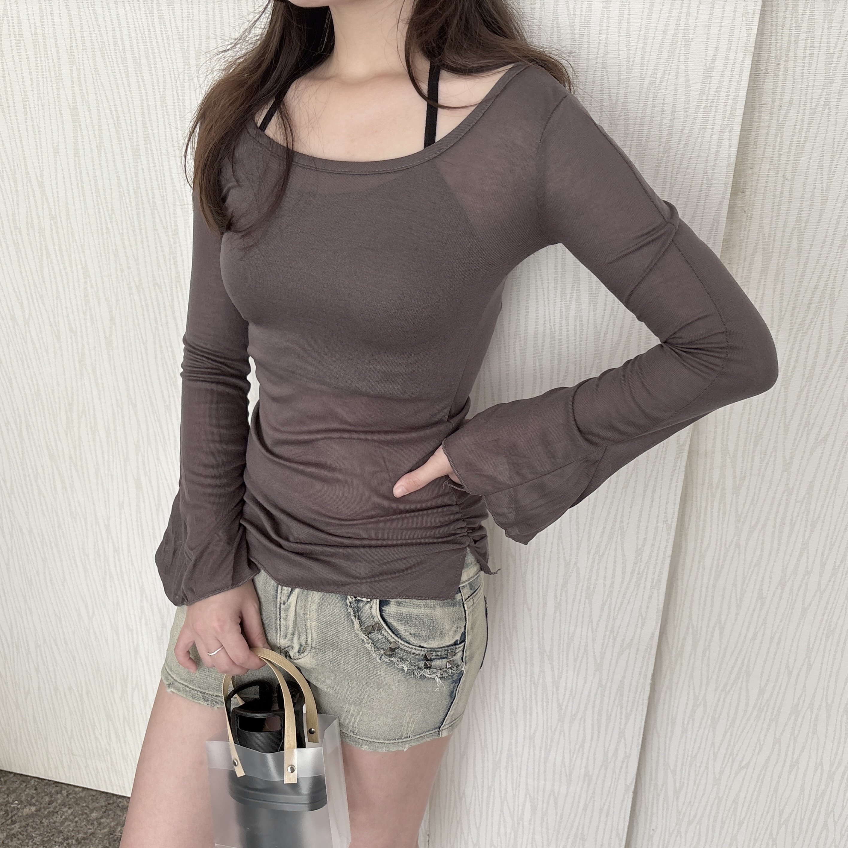 寬圓領收腰薄上衣