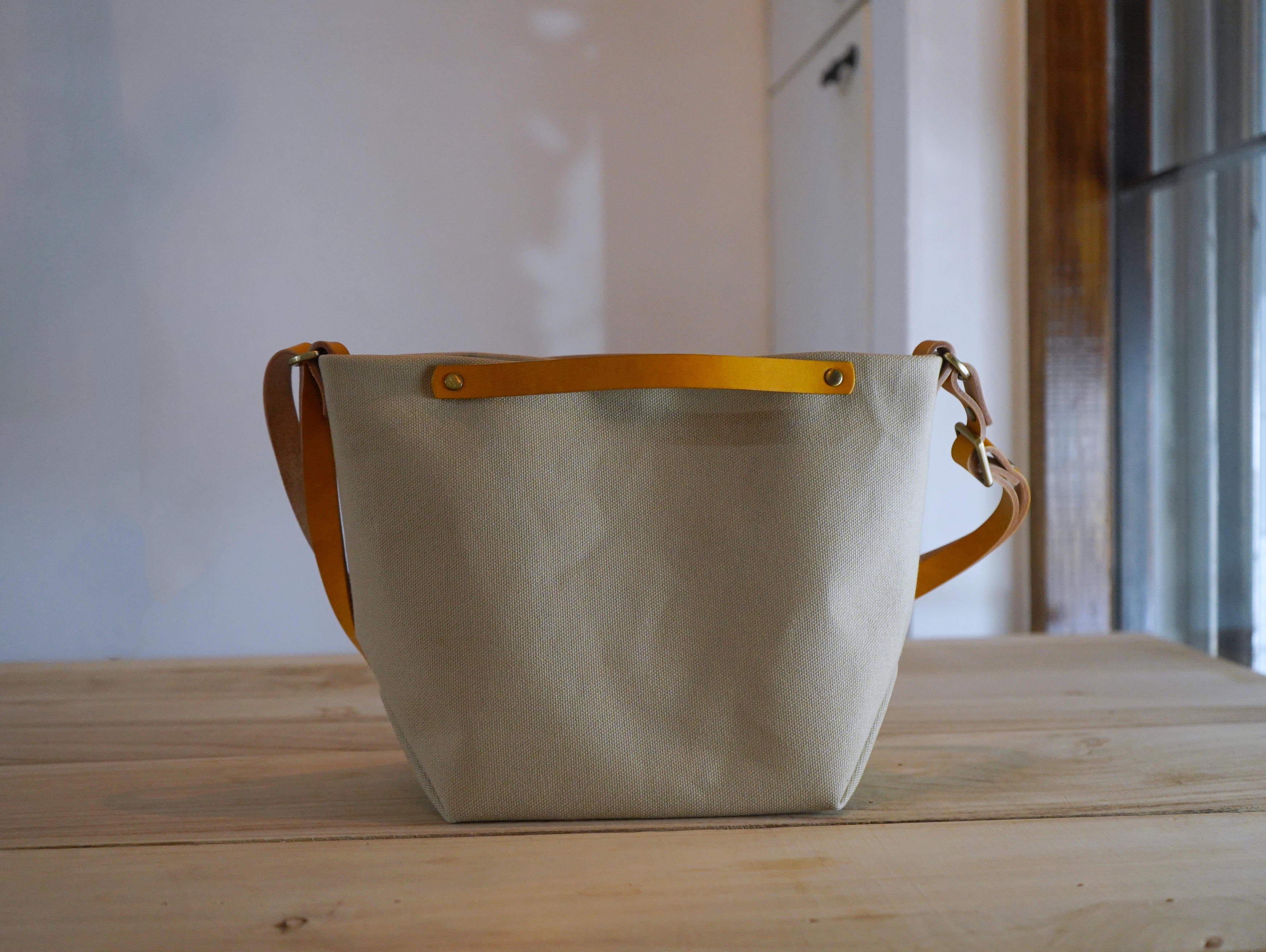 【福利品】75. 水桶包 淡奶綠  6折