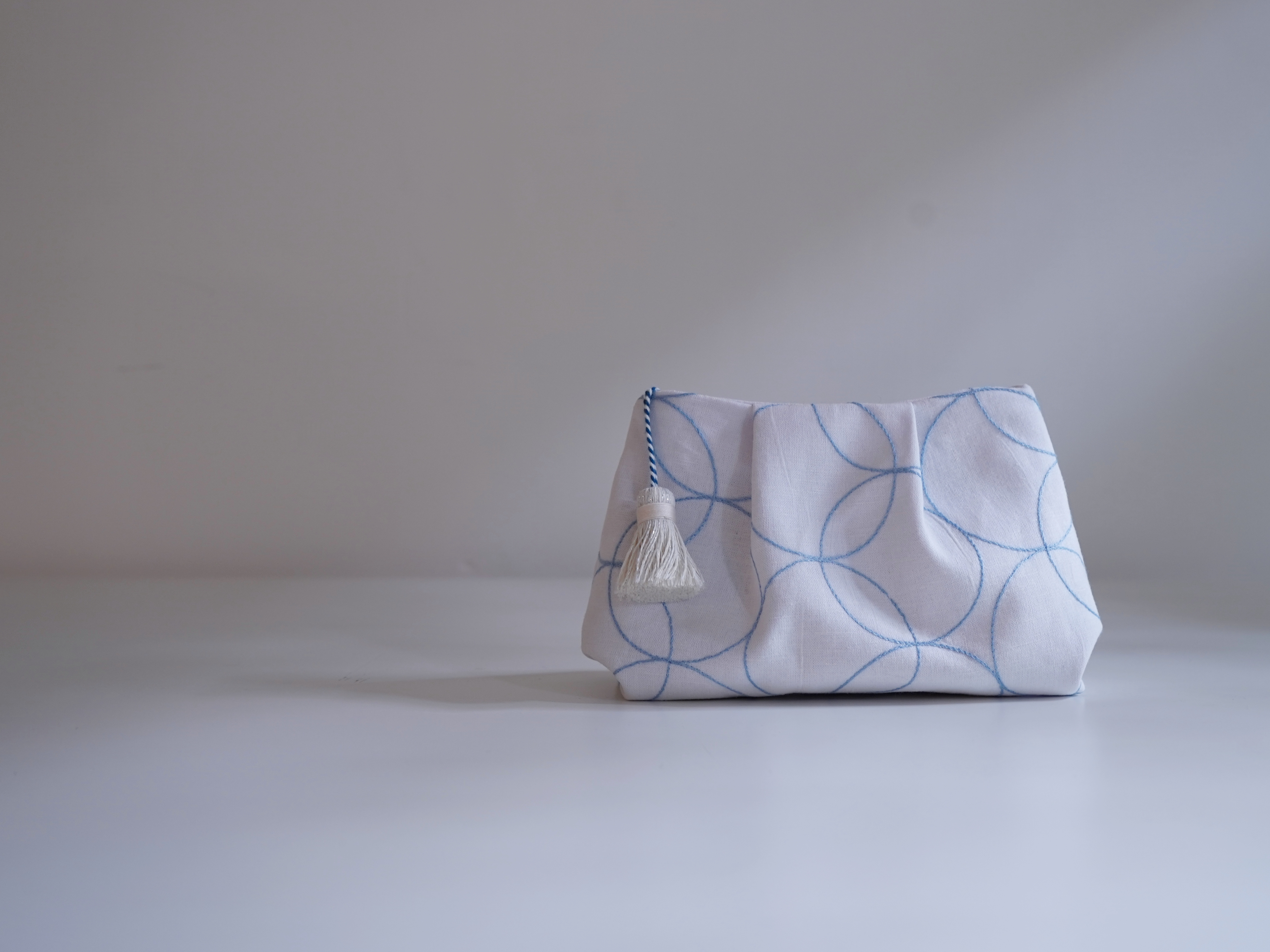 【福利品】9. 圈繡萬用小包  白 7 折