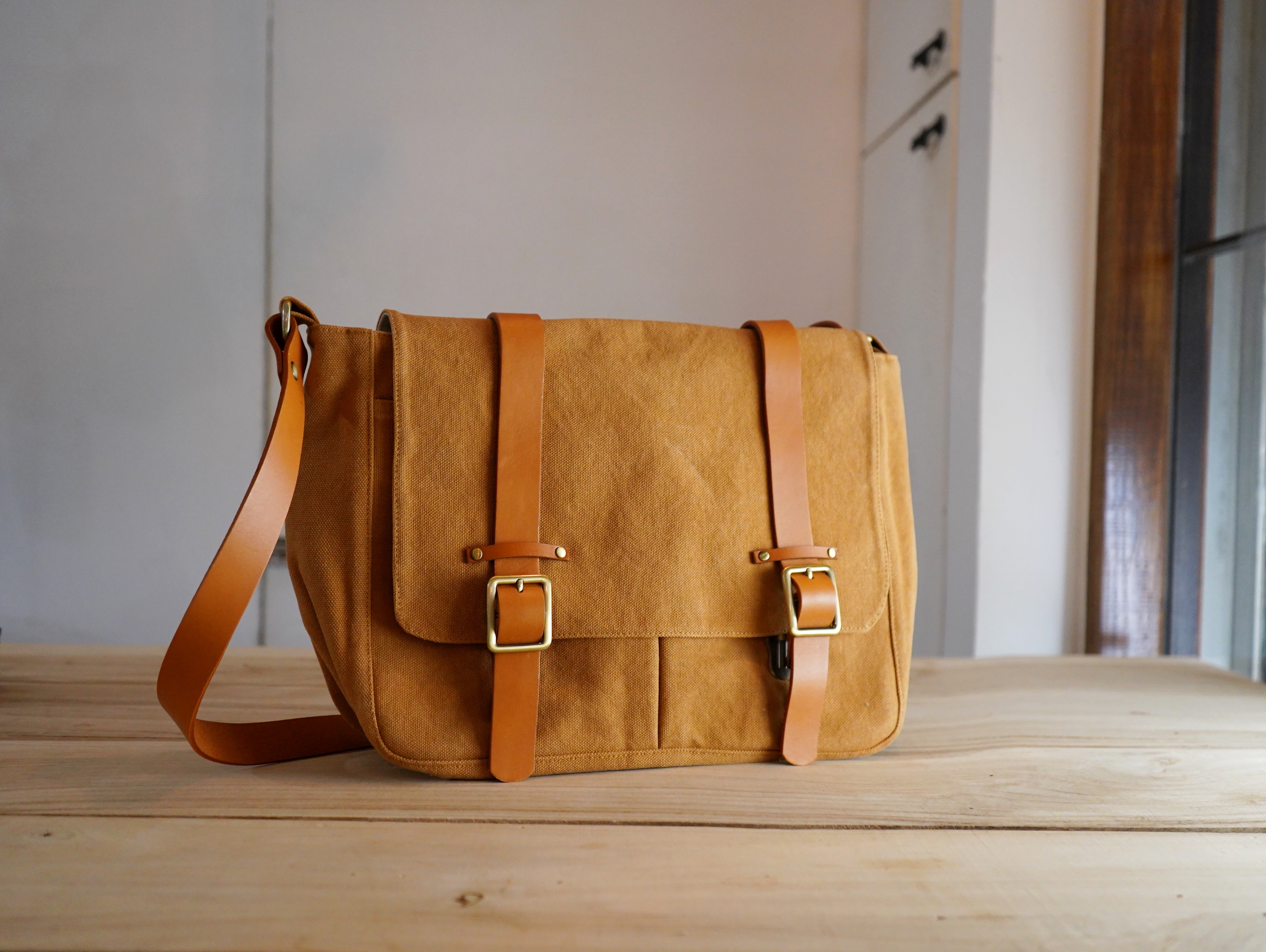 【福利品】94. 英倫書包 洗舊芥黃  5折