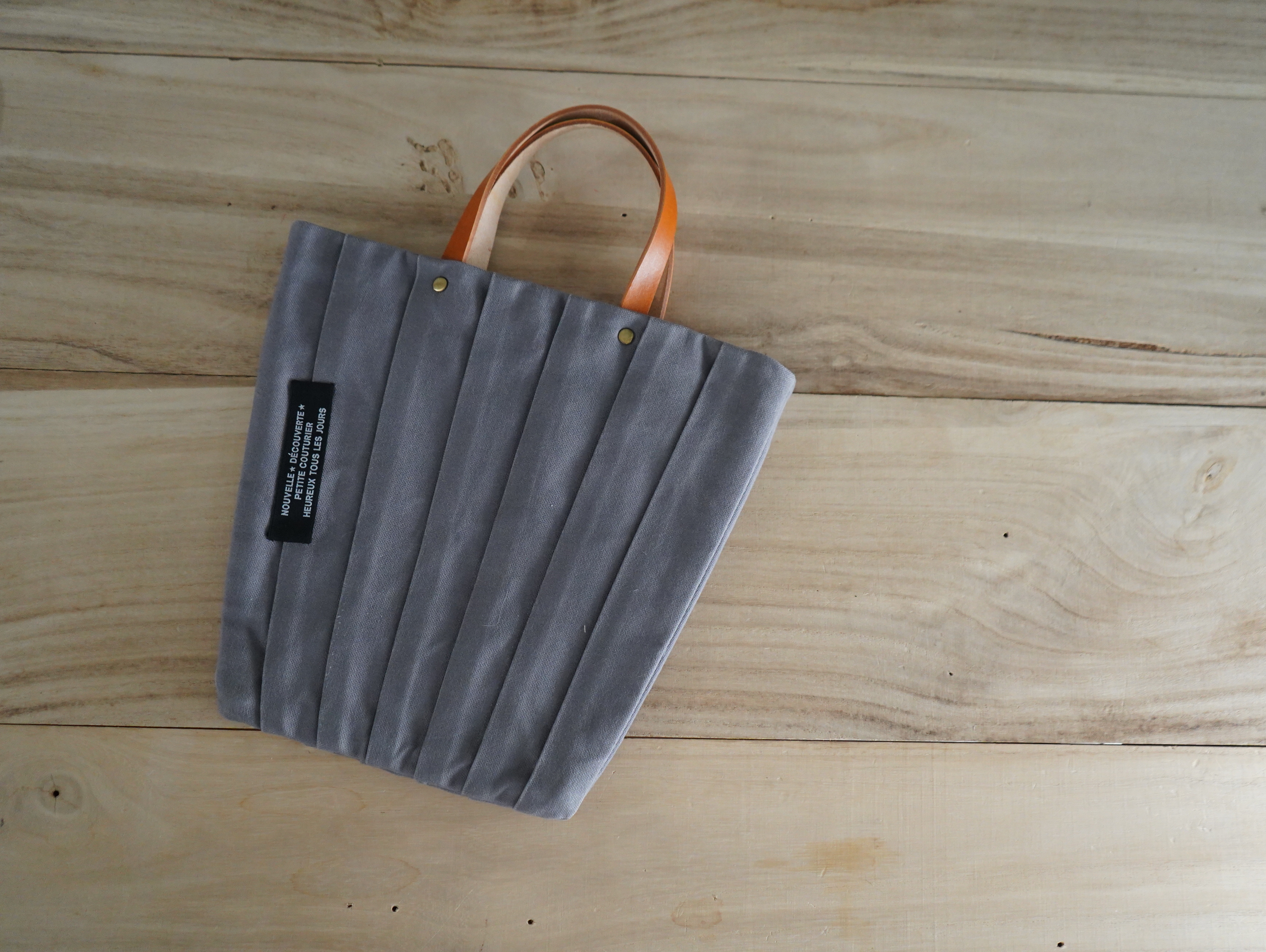 【福利品】85. 皺褶扁包 岩灰 5 折