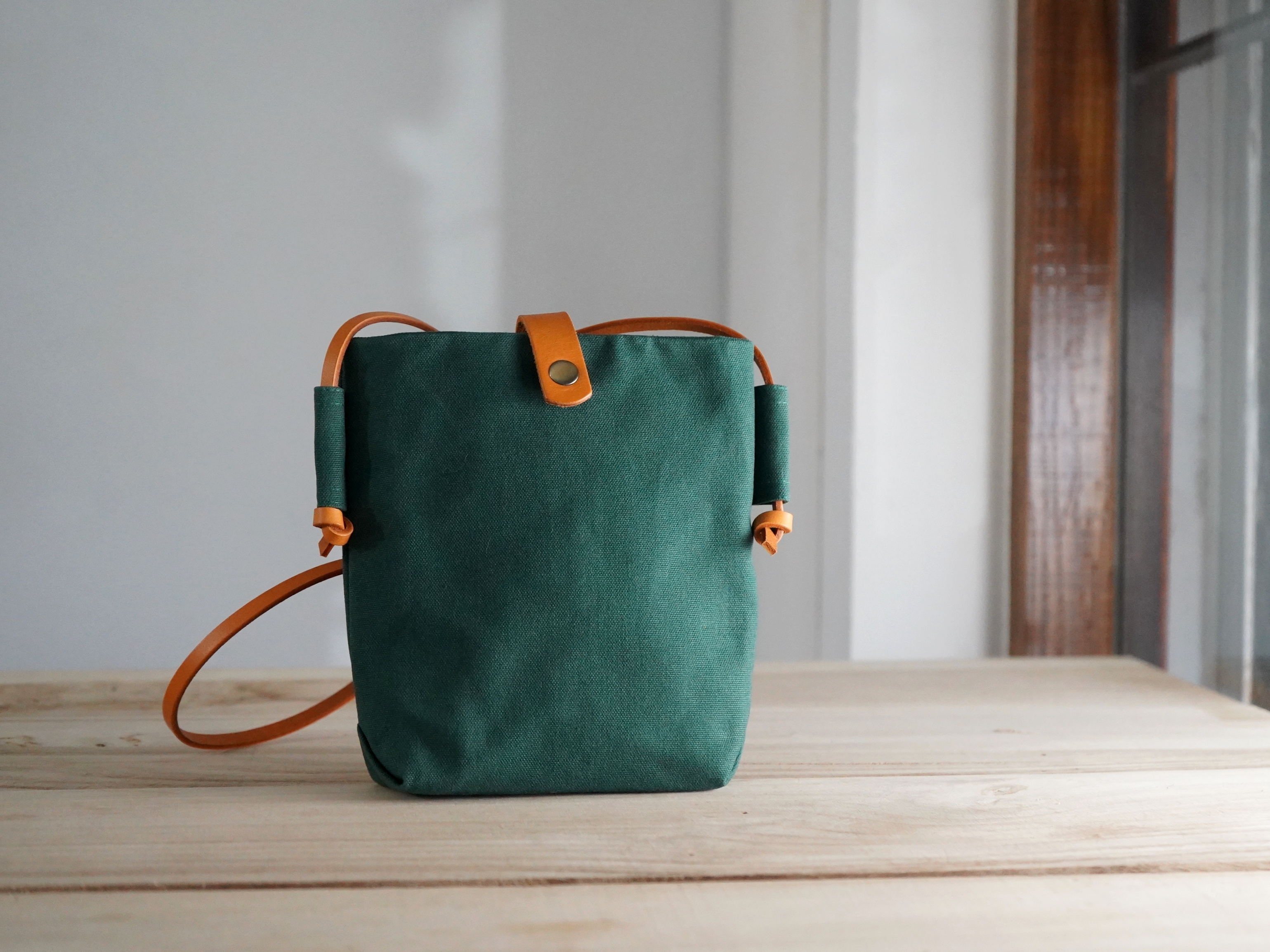 【福利品】24. 簡單斜背蠟包 森林綠  6 折