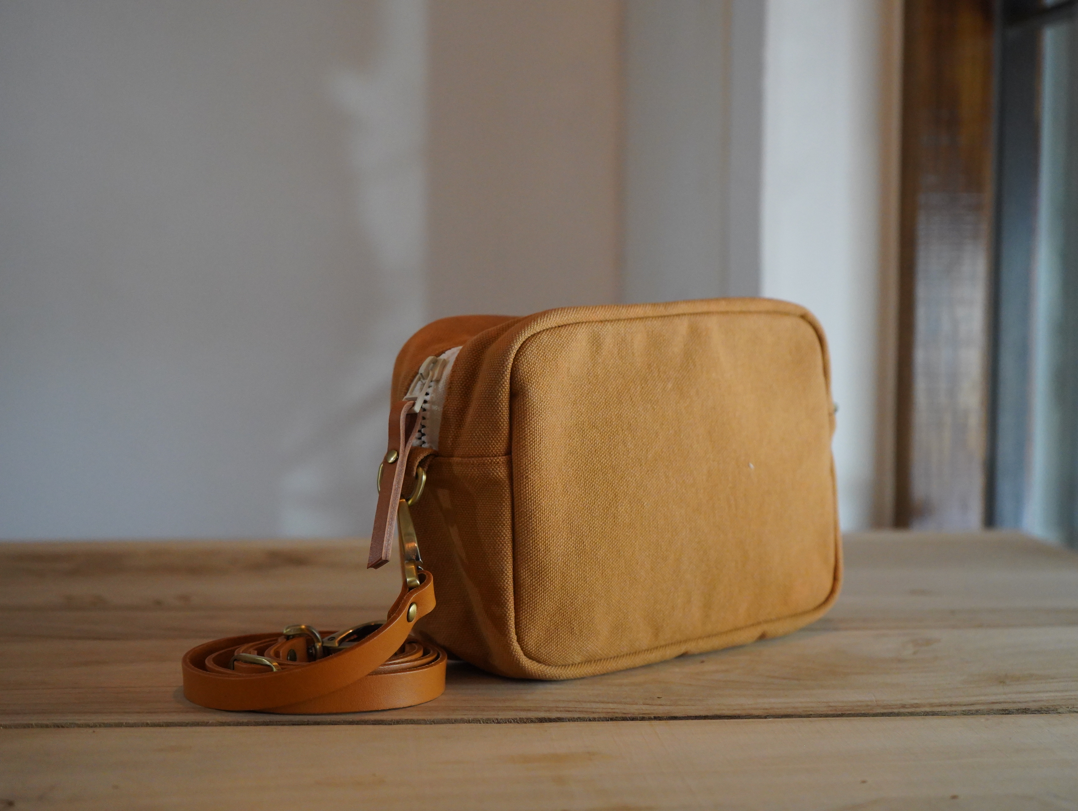 【福利品】68. 吐司小方包  洗舊芥黃  5 折