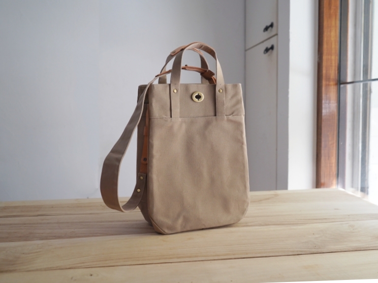 【福利品】63. 石蠟轉釦提包 卡其綠  6折