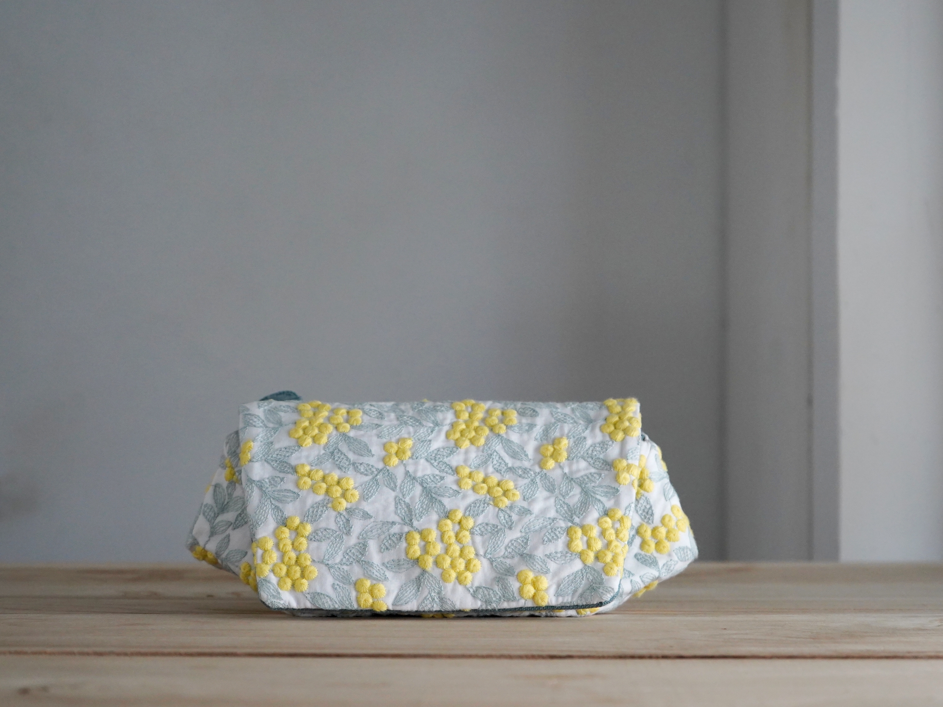 【福利品】92. 莓果刺繡小肩包 莓果黃 5 折