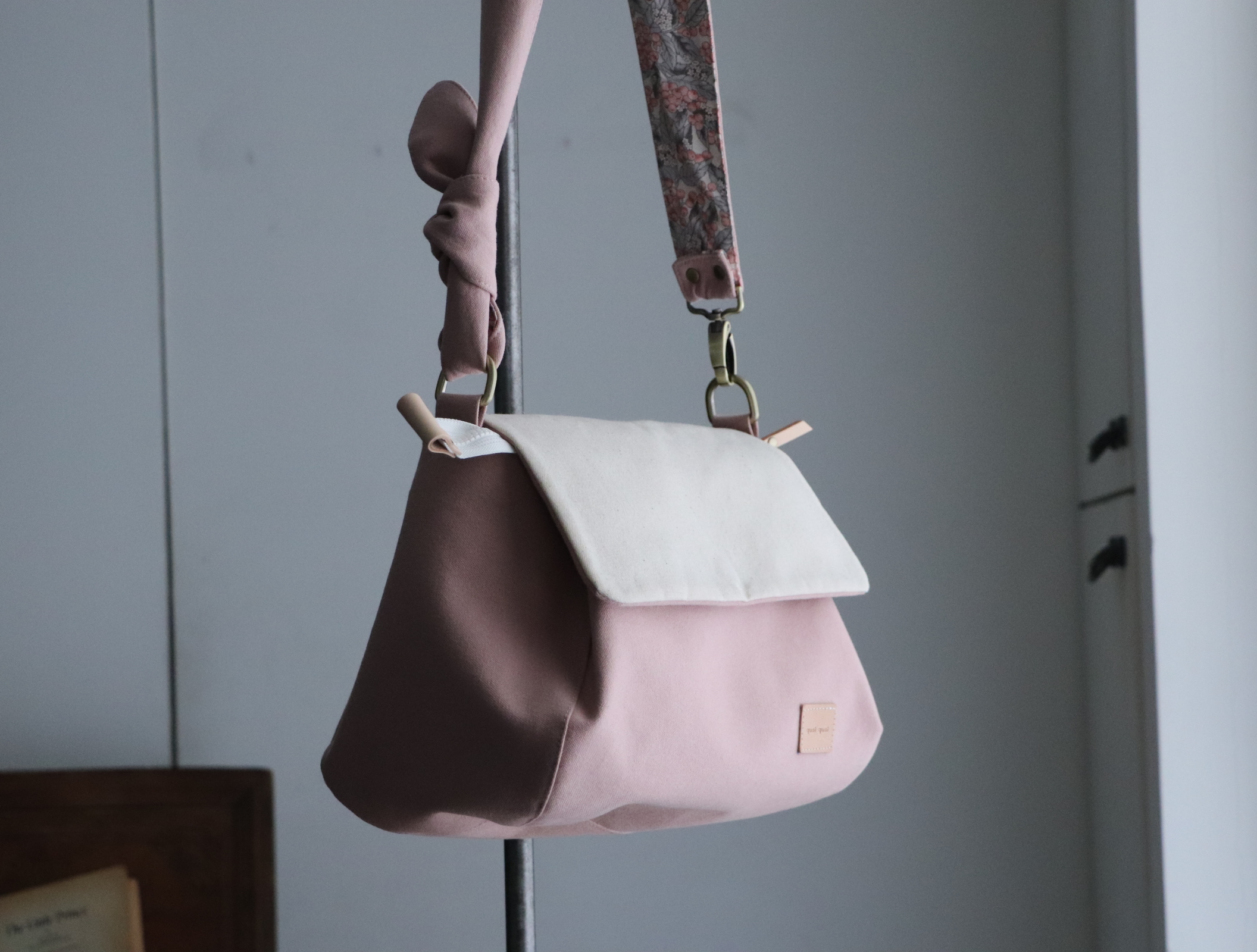 皮革五金組：雲朵肩背包