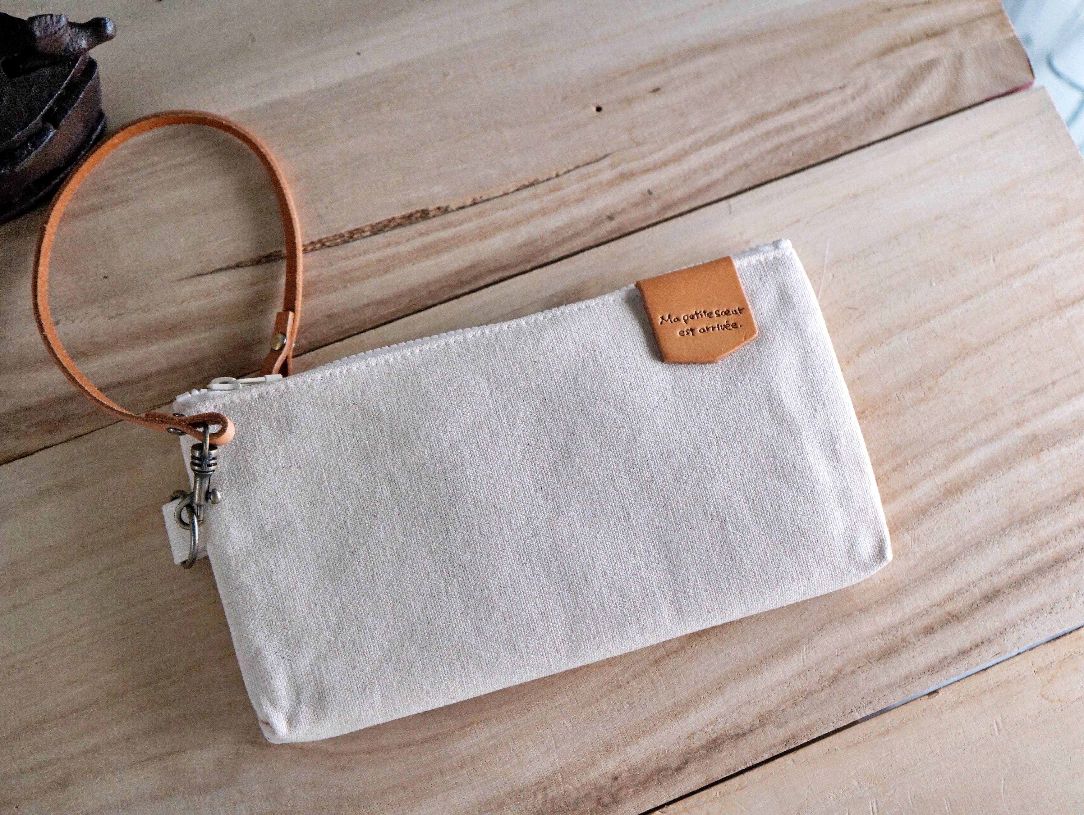 【福利品】12. 來一手手機包 生成白  7 折