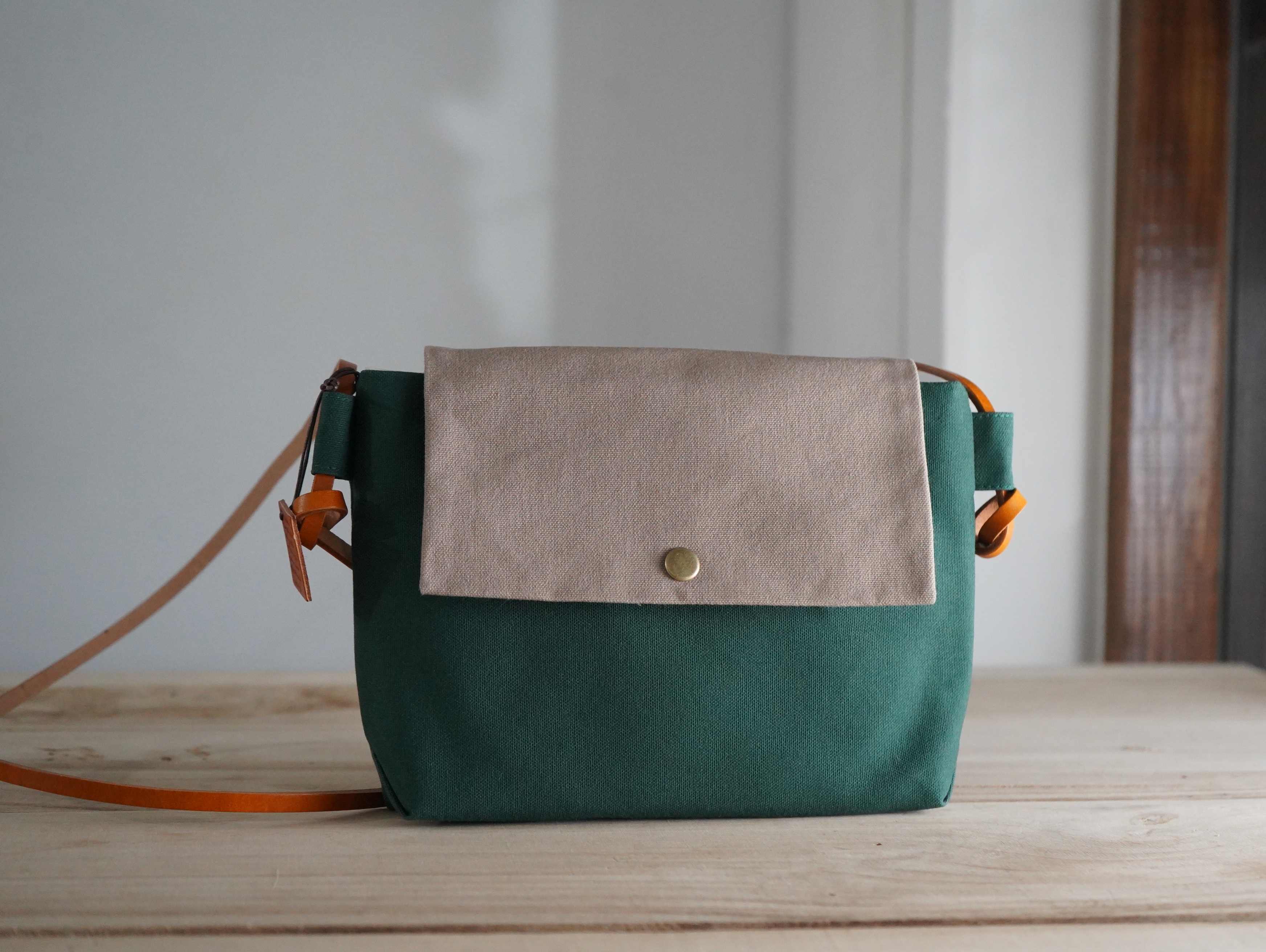 【福利品】29. 小蠟斜背包 森林綠 x 卡其綠  6 折