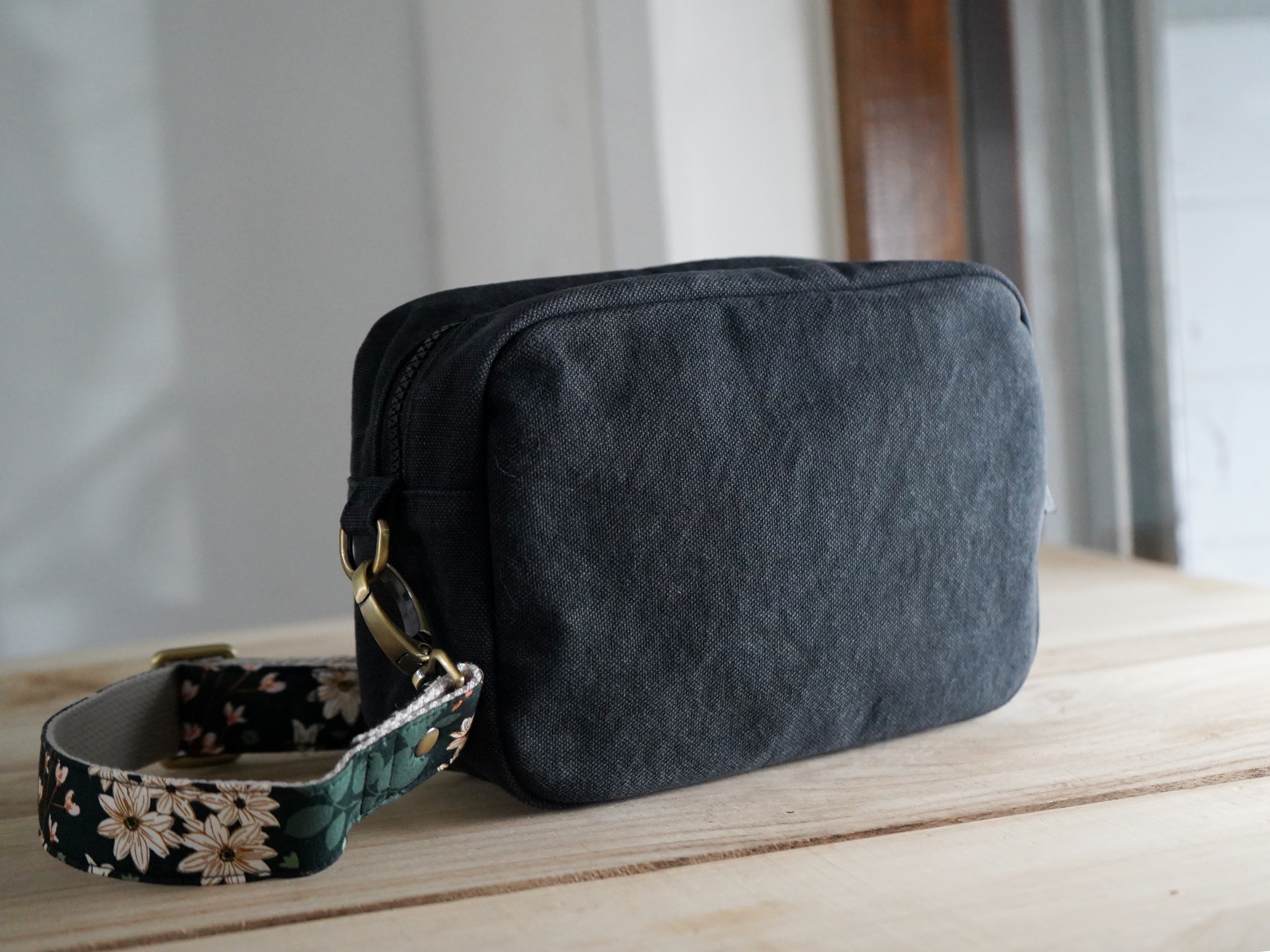 【福利品】27. 吐司小方包  洗舊黑 5  折