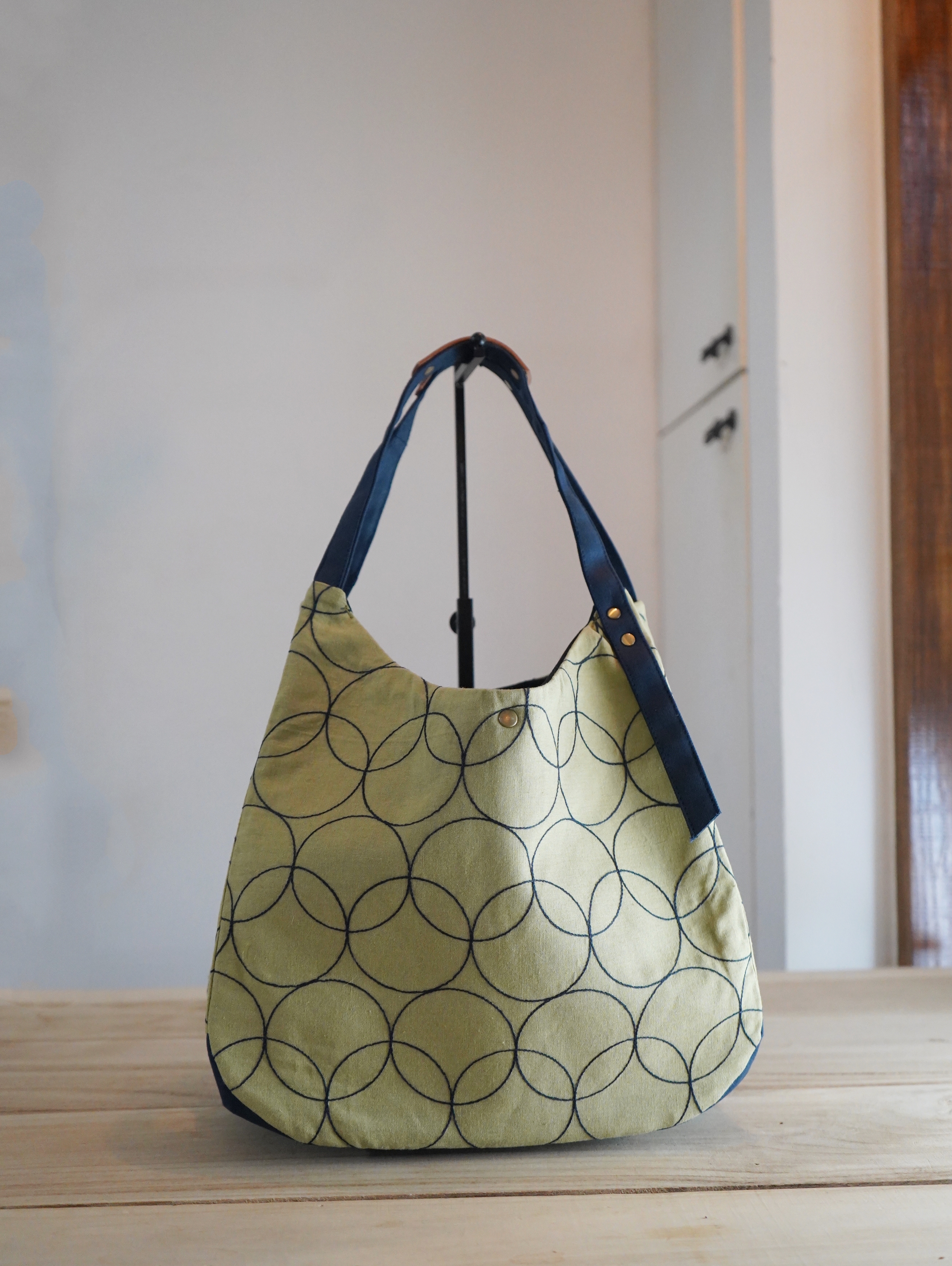 【福利品】102. 肩背包 綠圈繡  4 折