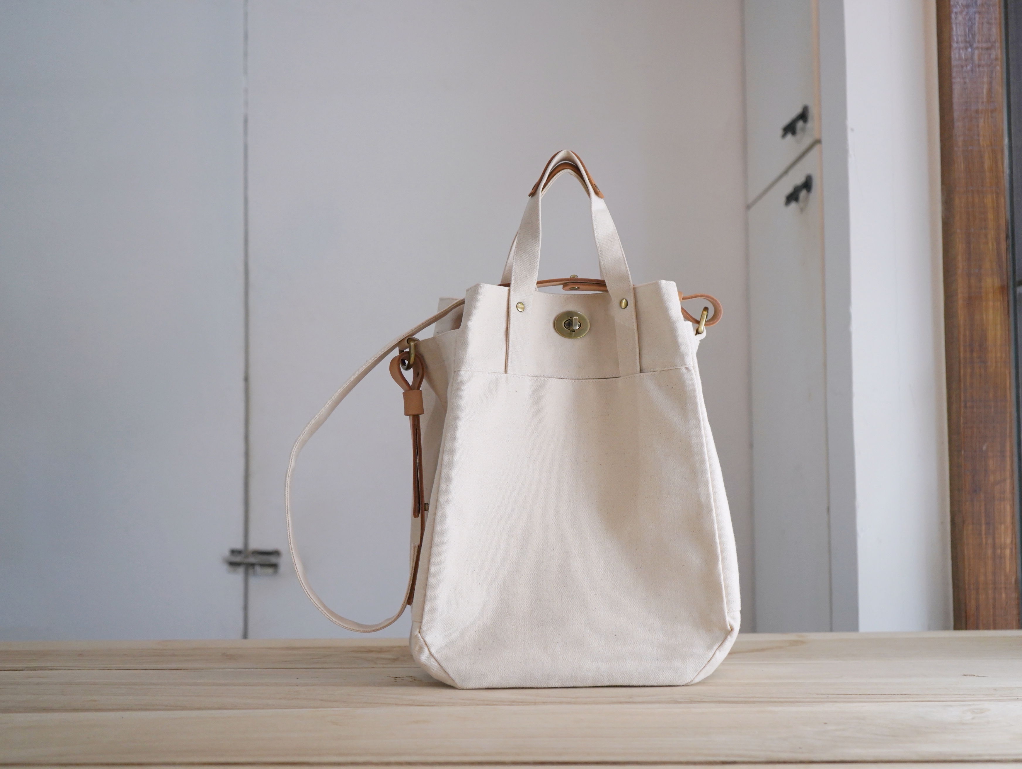 【福利品】62. 石蠟轉釦提包 生成白 5 折