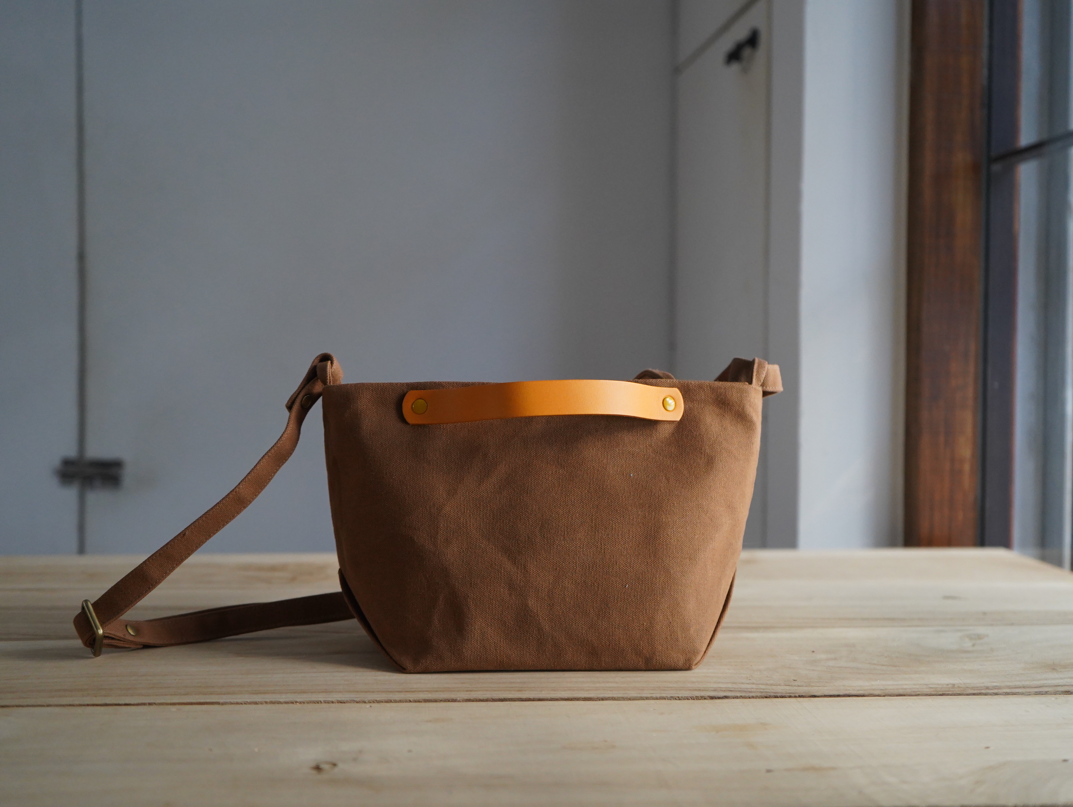 【福利品】87. 拉鏈小托特包 茶褐 5 折