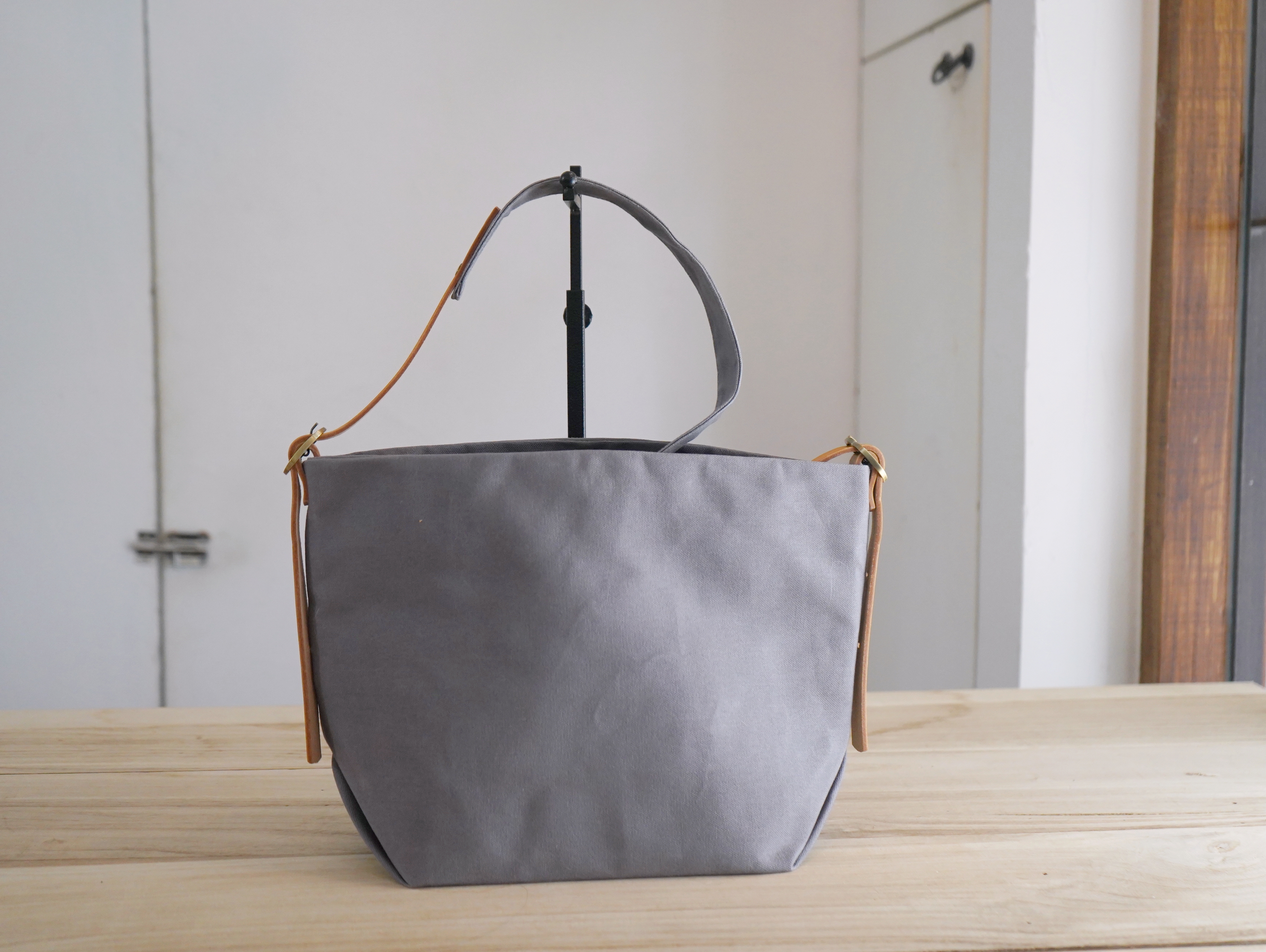 【福利品】42. 肩背包 岩灰  5折