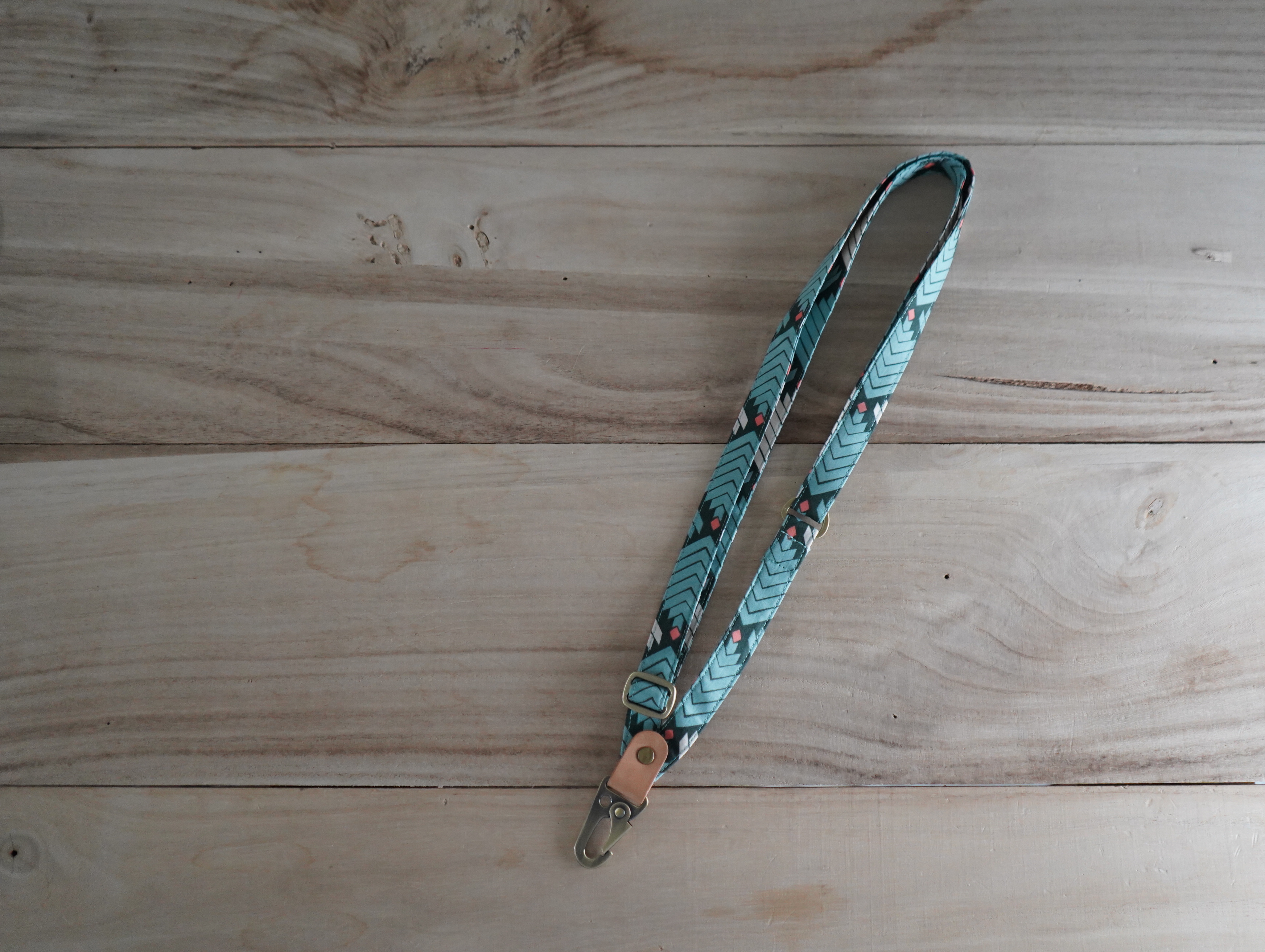 【福利品】103. 花布手機掛繩 藍圖騰 5  折