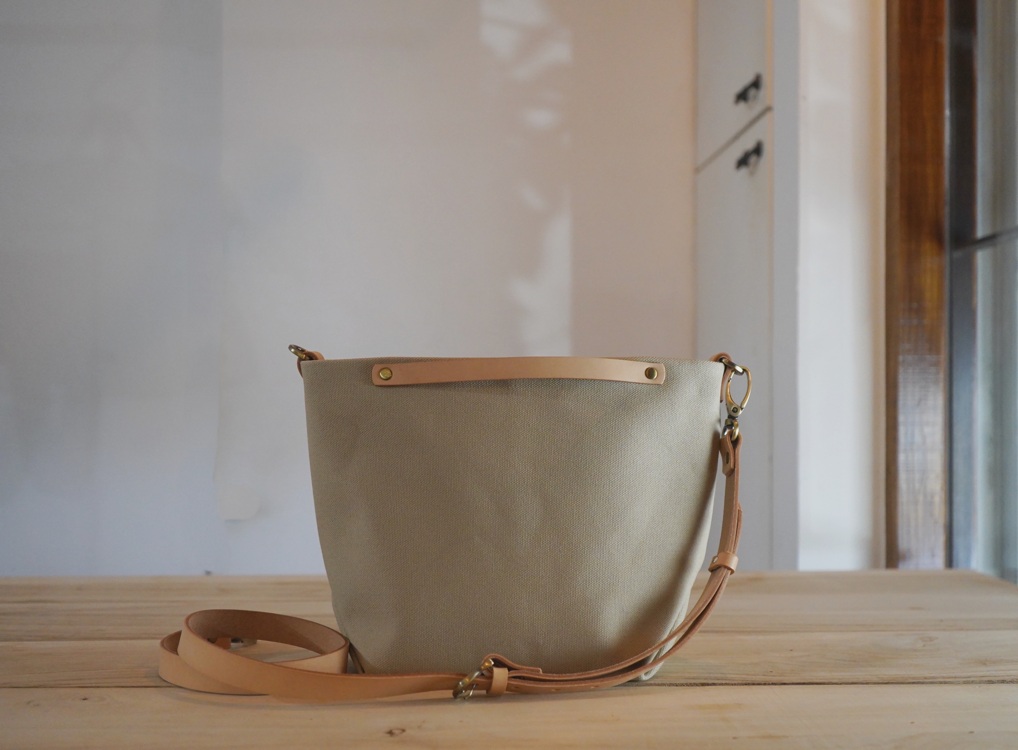 【福利品】73. 水桶包 淡奶綠  6 折