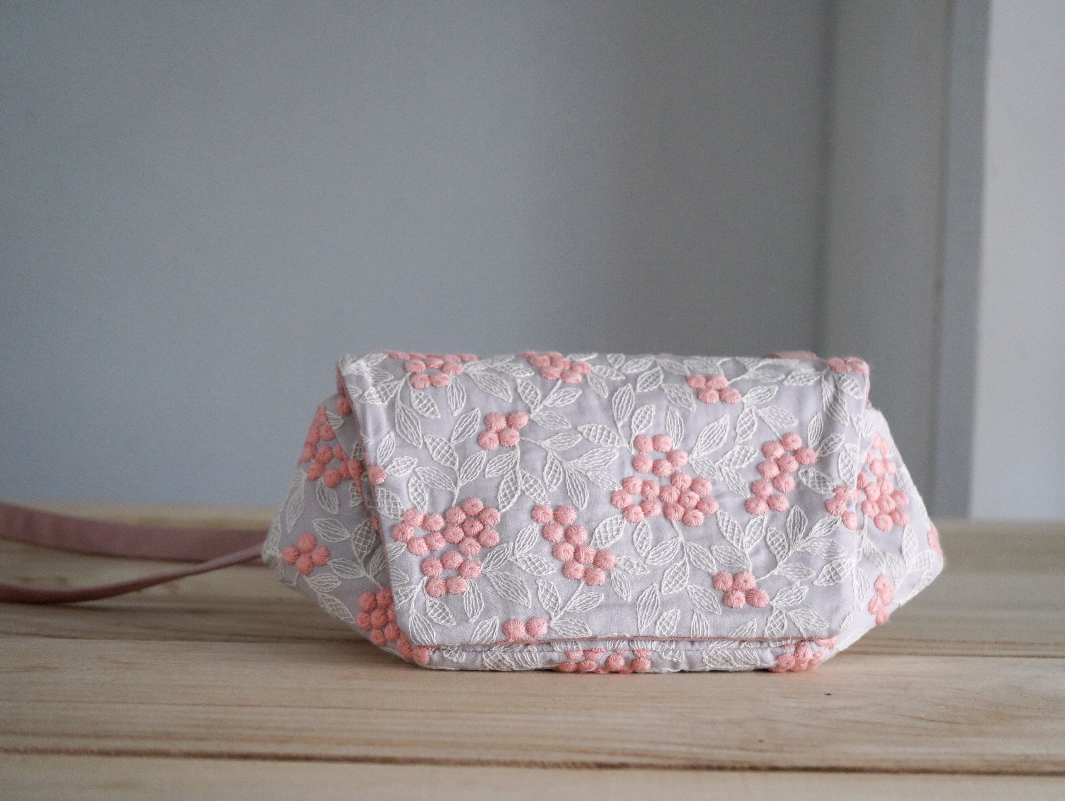 【福利品】91. 莓果刺繡小肩包 莓果粉 5 折