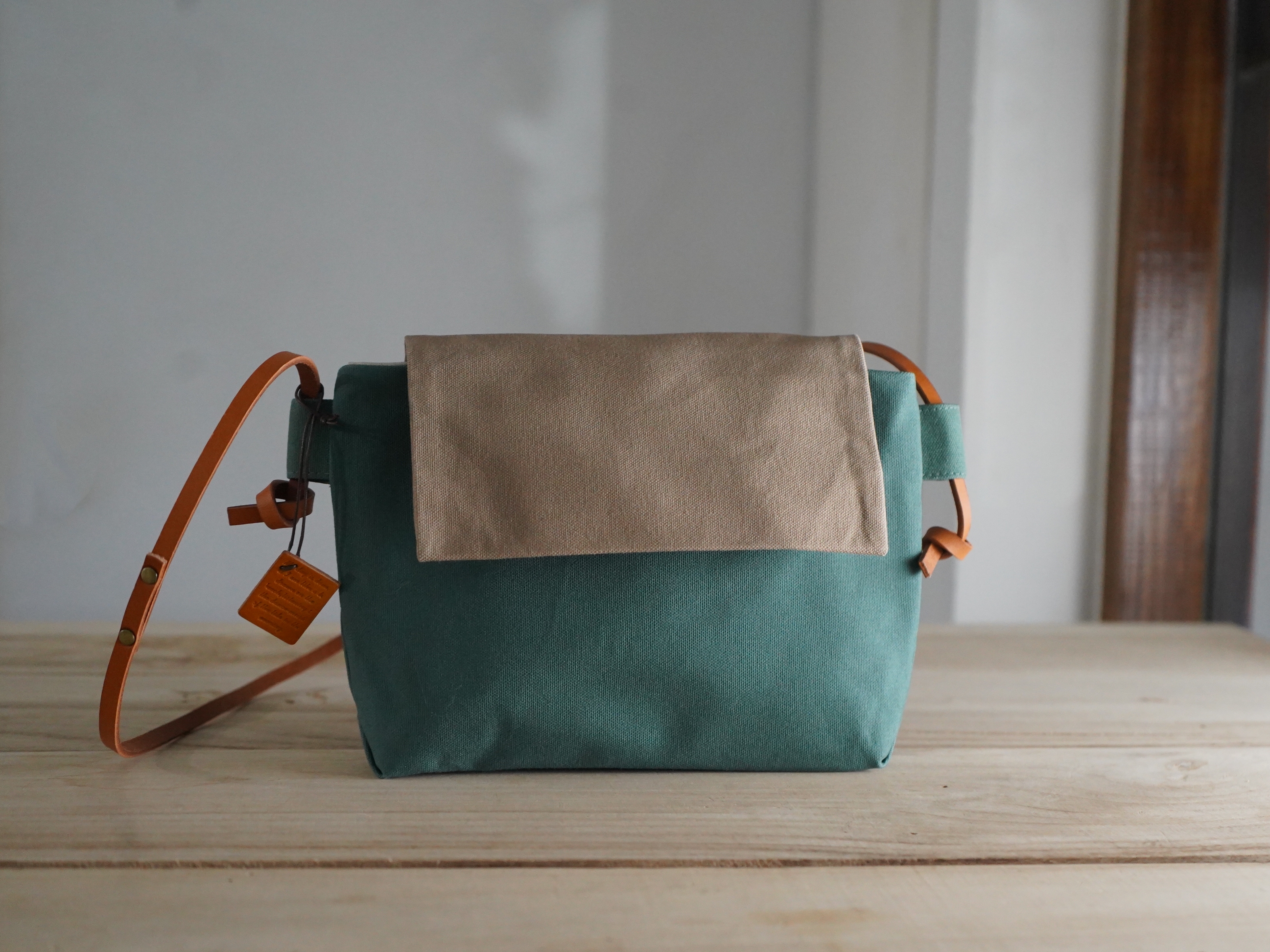 【福利品】31. 小蠟斜背包 湖水藍綠 x 卡其綠 6  折