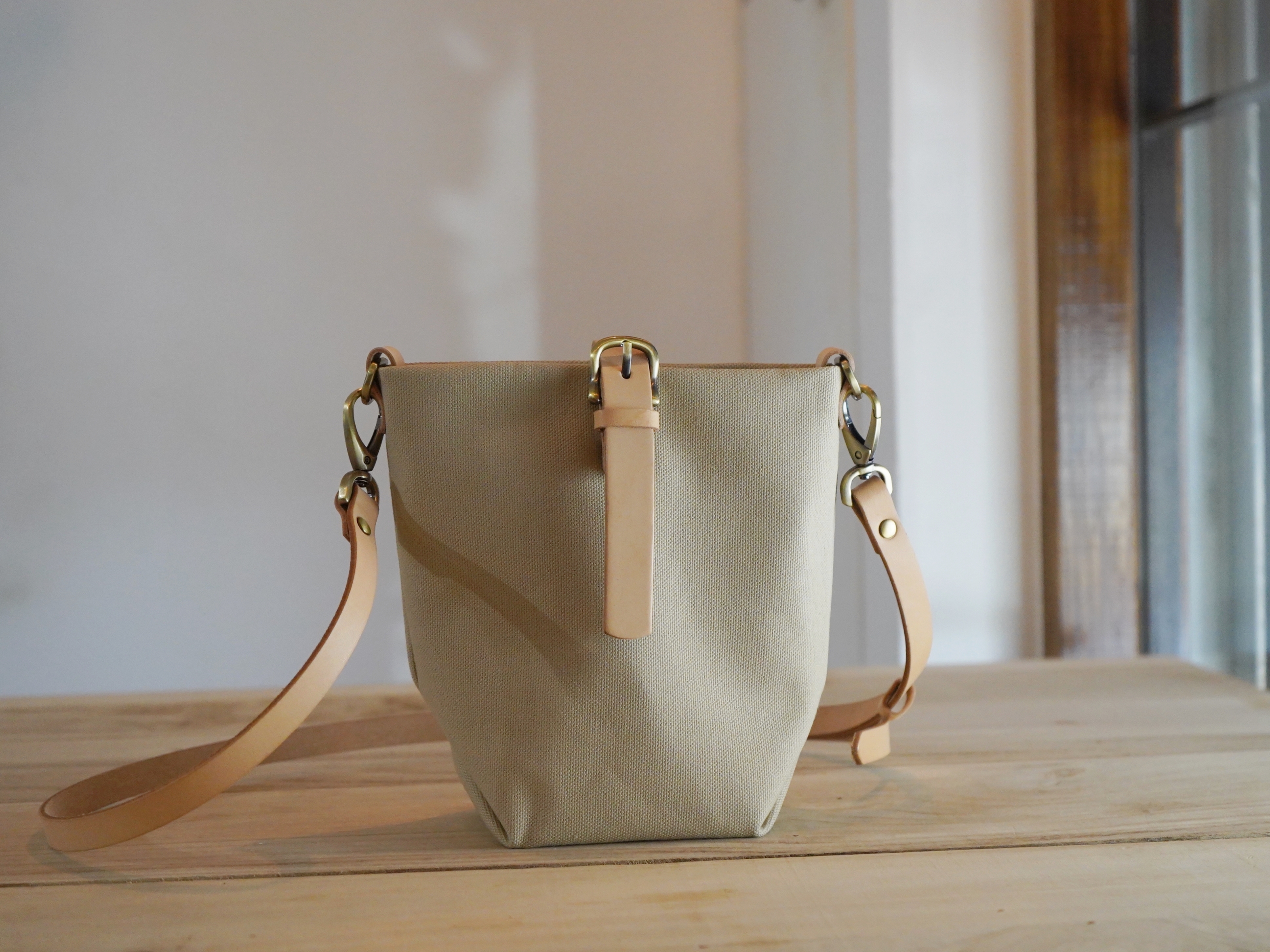 【福利品】78. 斜背小包 淡奶綠  7折