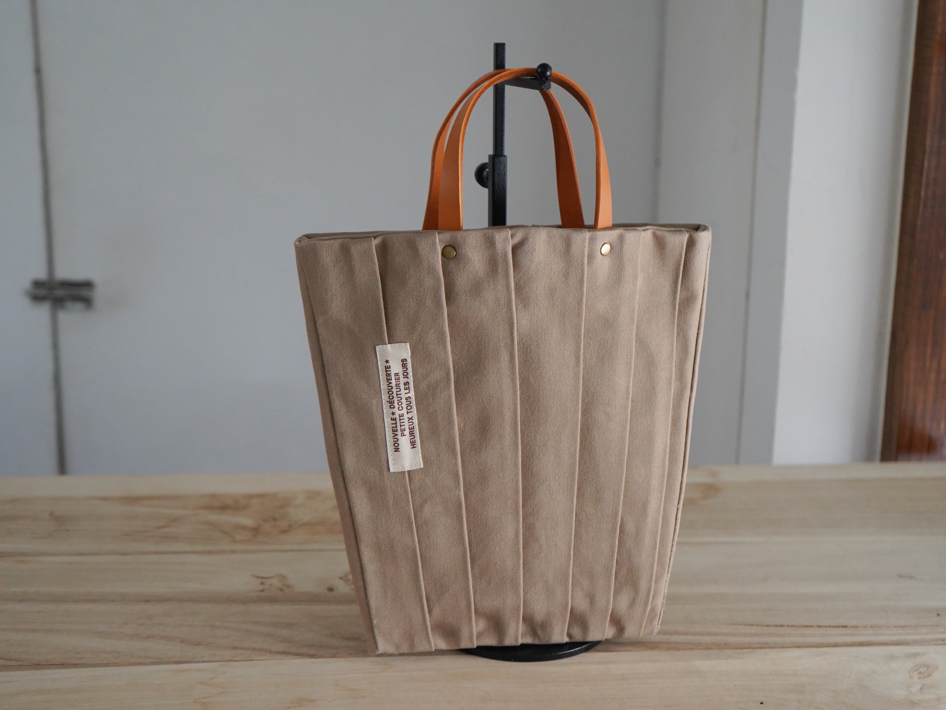 【福利品】83. 皺褶扁包 卡其綠 5 折