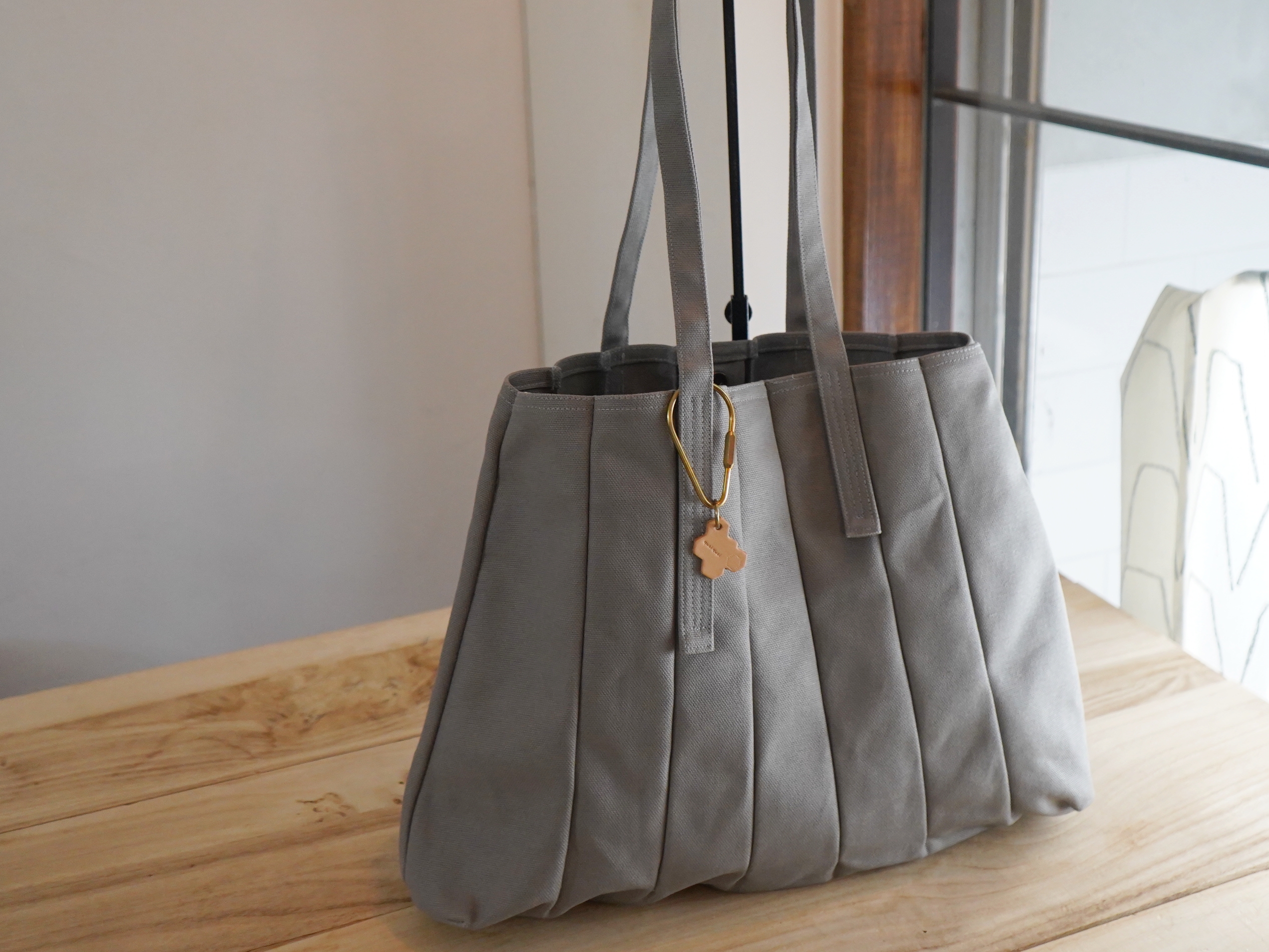 【福利品】98. 瑪德蓮肩背包 水灰  5 折