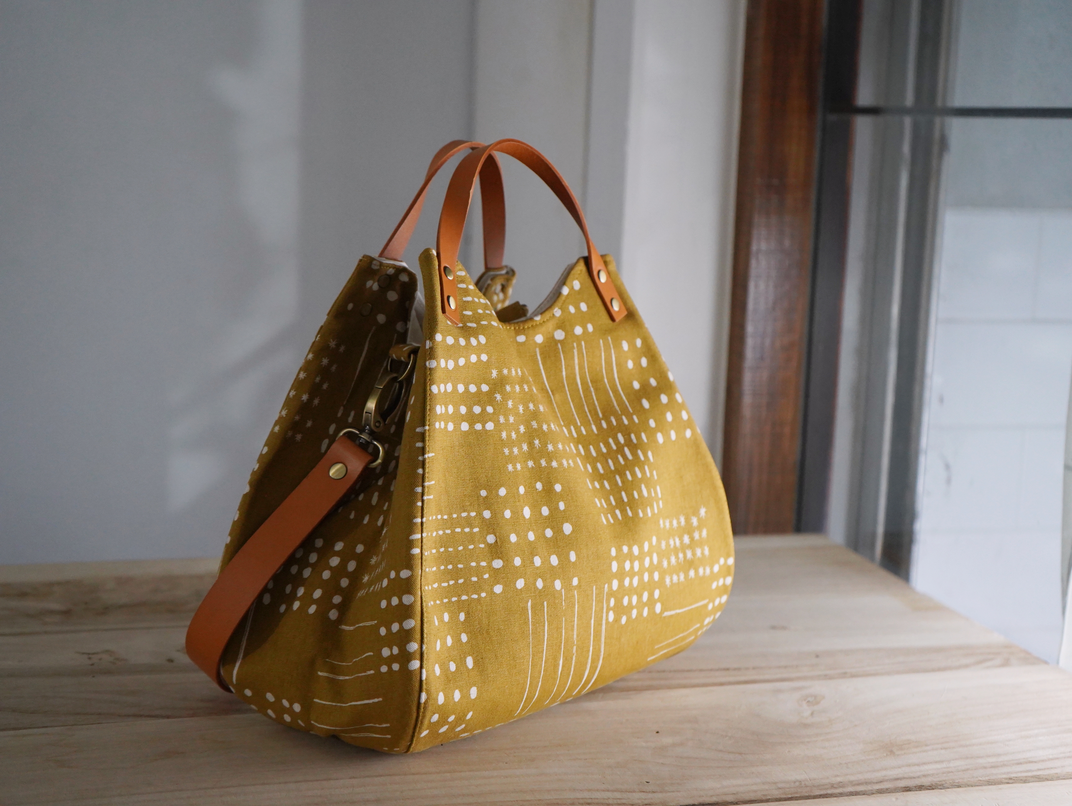 【福利品】32. 三角飯糰包 黃 6 折