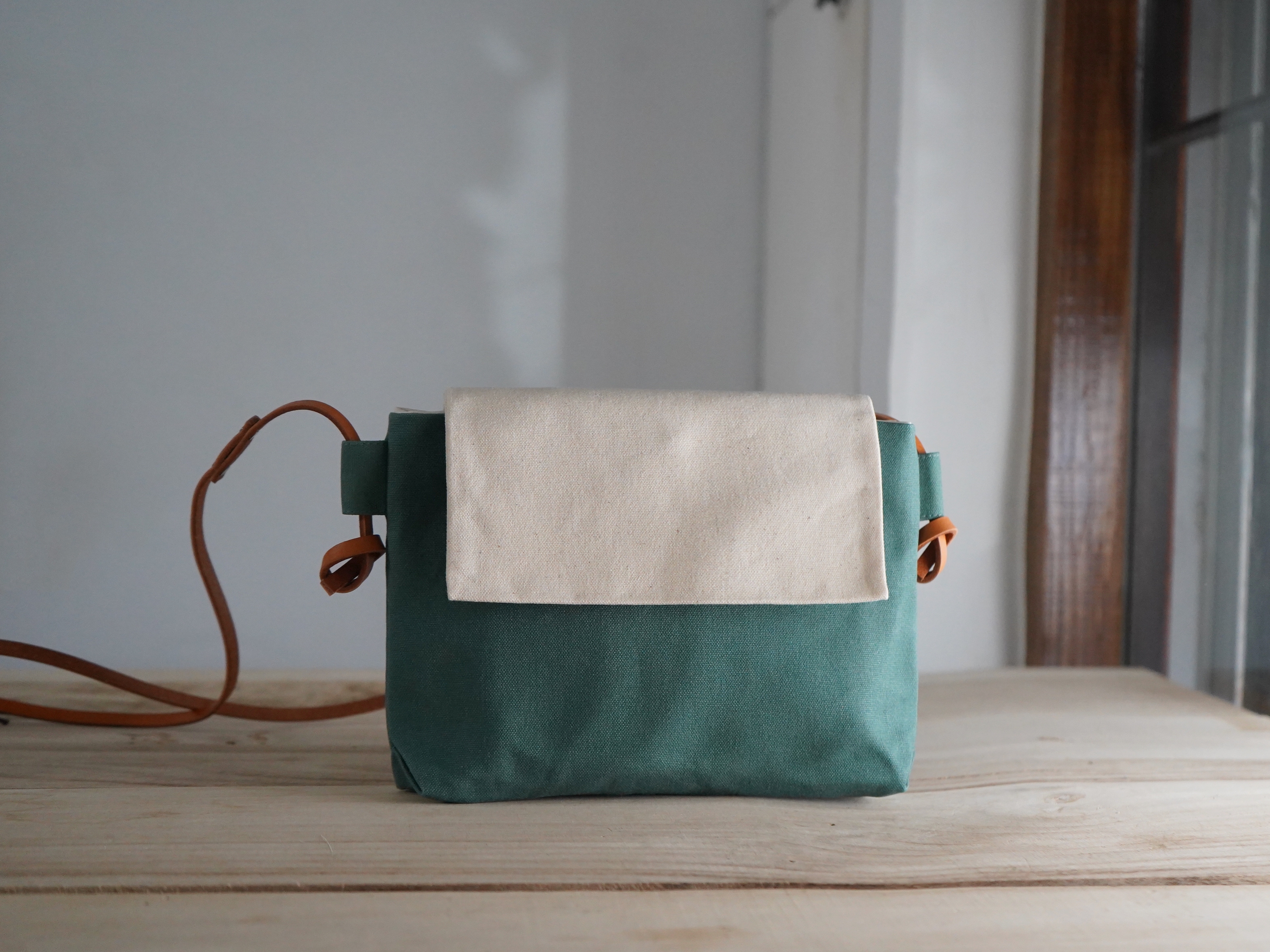 【福利品】30. 小蠟斜背包 湖水藍綠 x 生成白 6  折