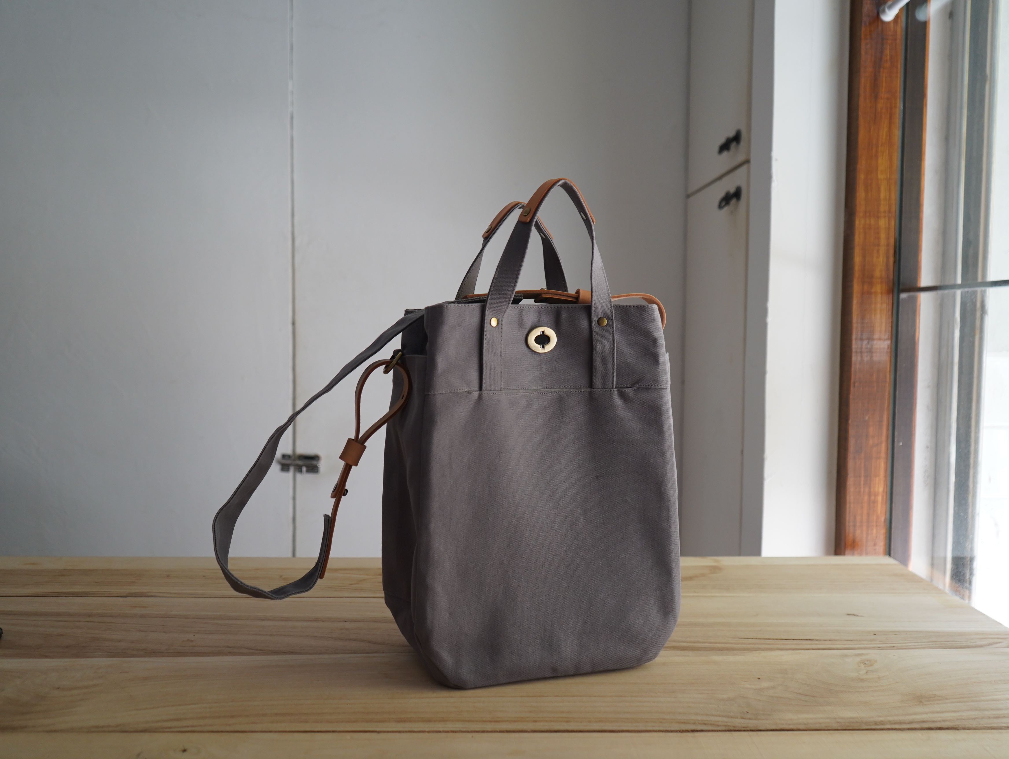 【福利品】93. 石蠟轉釦提包 岩灰  6折