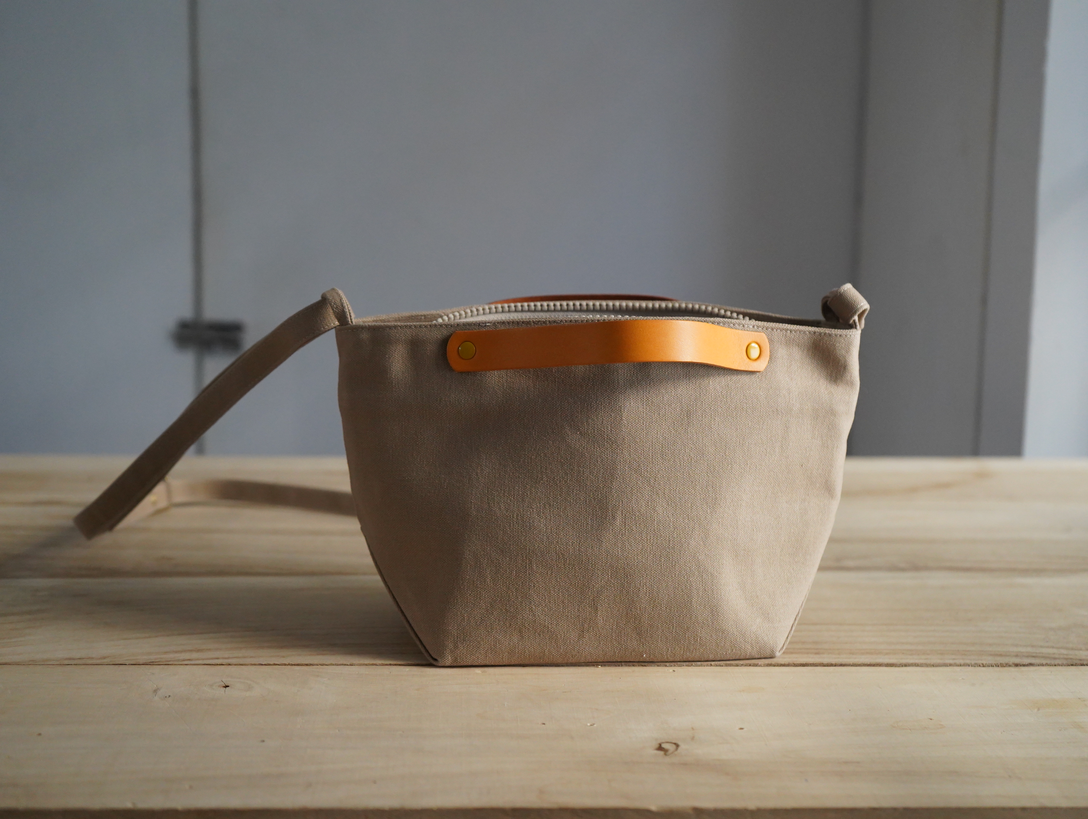 【福利品】86. 拉鍊小托特包 卡其綠  5折