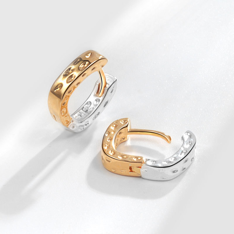 U型金銀撞色花纹耳釘