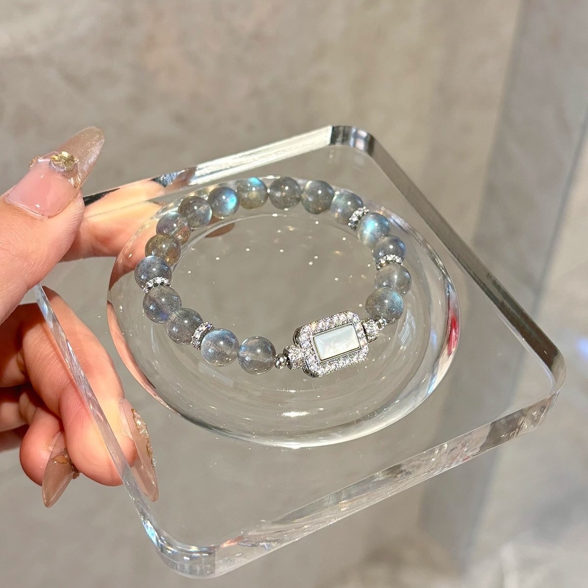 Whisper of the Moon 月光微語｜月光石×白貝扣水晶手串