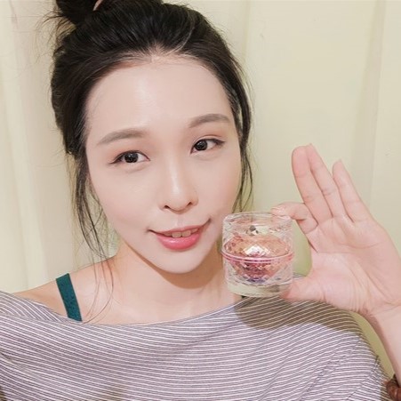 ♡網紅雪蝶♡【愛咪模兒】自帶光采素妍霜