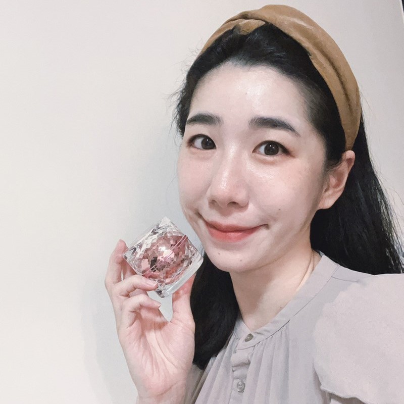 ♡網紅糖糖♡【愛咪模兒】自帶光采素妍霜