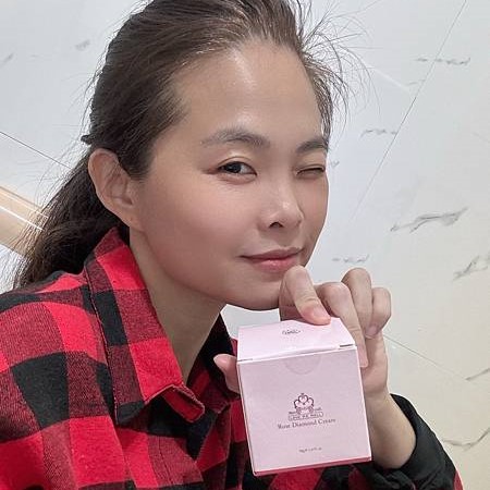 ♡網紅Vera♡【愛咪模兒】自帶光采素妍霜
