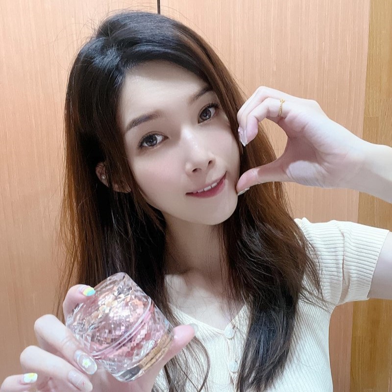 ♡網紅柯小瞳♡【愛咪模兒】自帶光采素妍霜