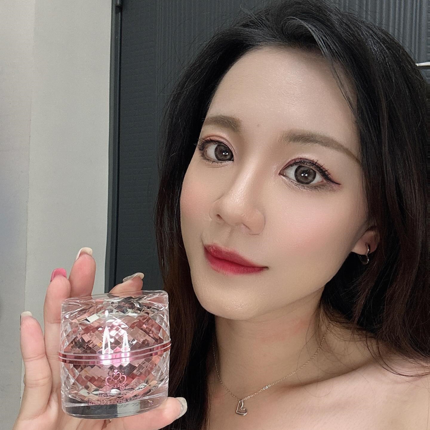 ♡網紅Hailey♡【愛咪模兒】自帶光采素妍霜